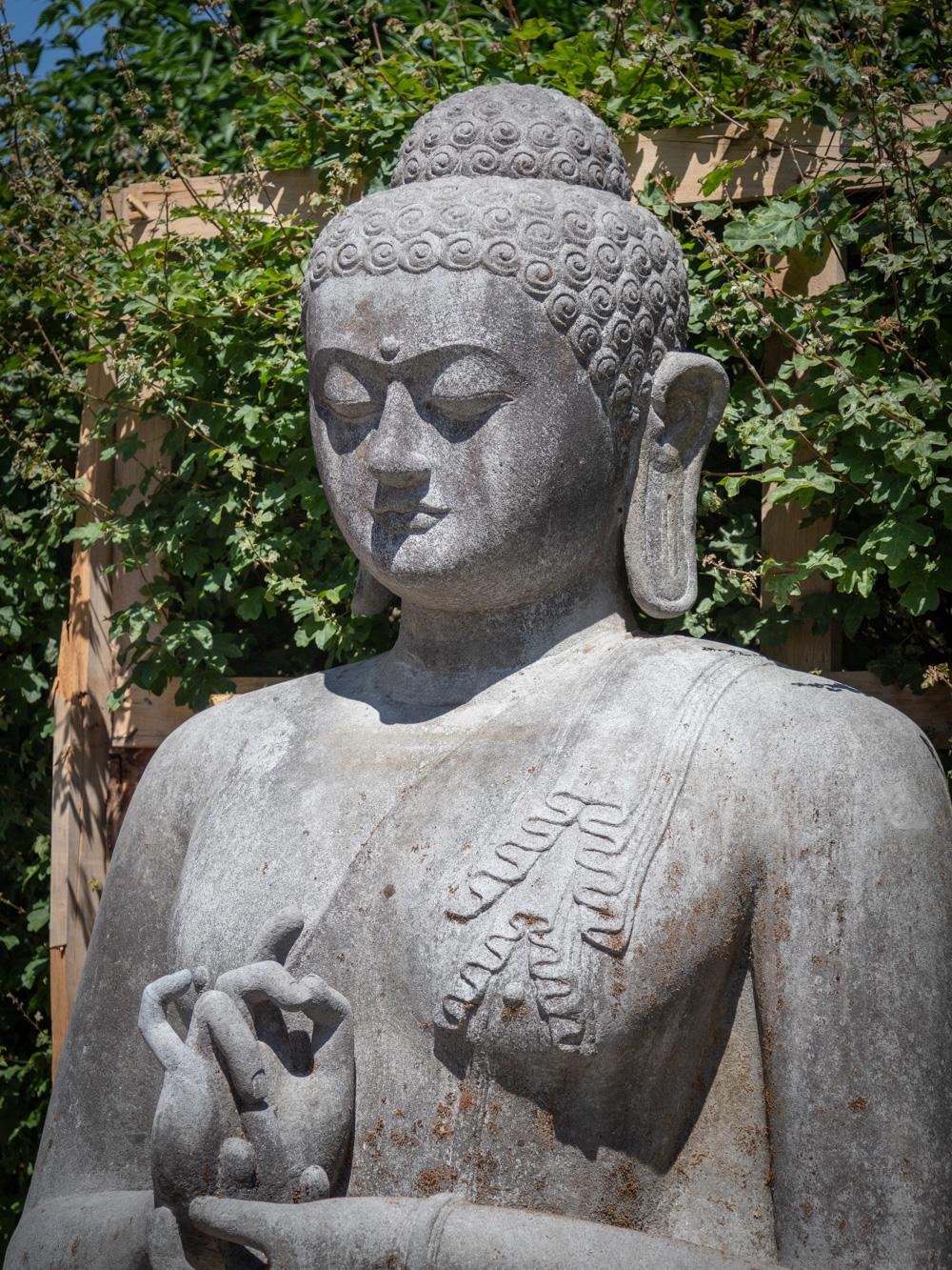 Buddha-Statue aus Indonesien, sehr hochwertiger Lavastein aus der Mitte des 20. Jahrhunderts im Angebot 11