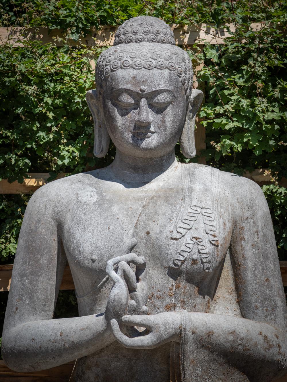 Buddha-Statue aus Indonesien, sehr hochwertiger Lavastein aus der Mitte des 20. Jahrhunderts im Angebot 12