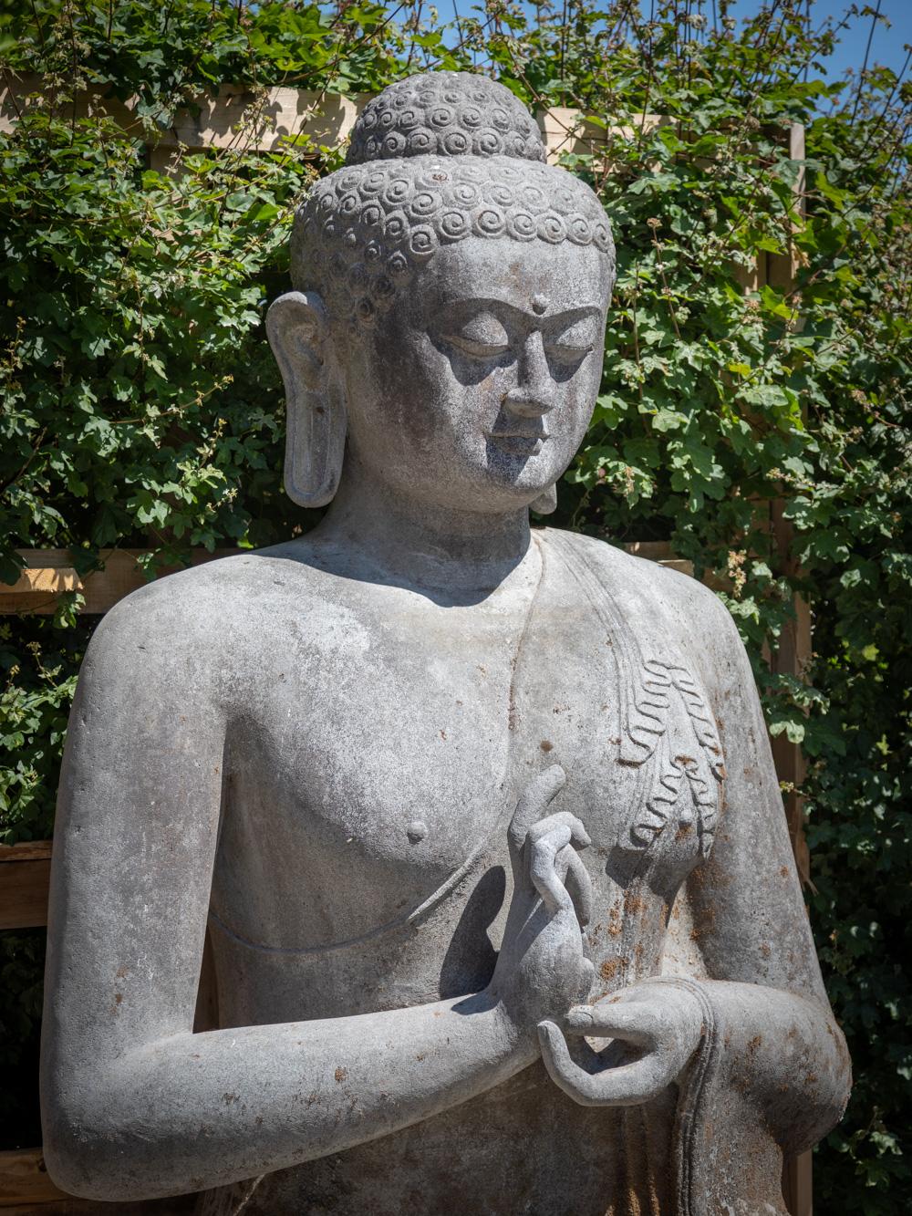 Buddha-Statue aus Indonesien, sehr hochwertiger Lavastein aus der Mitte des 20. Jahrhunderts im Angebot 13