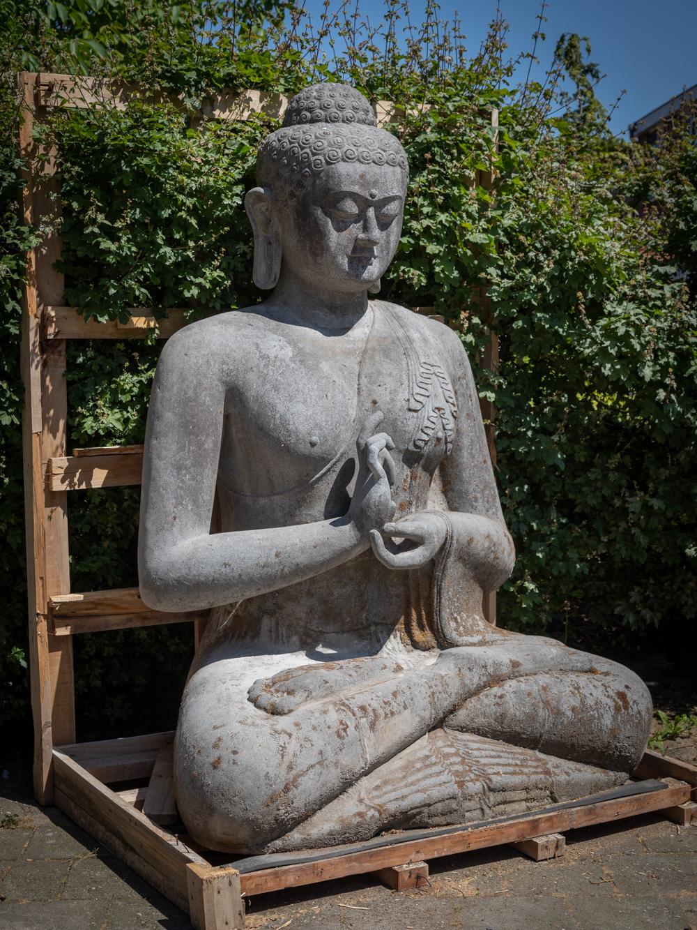 Buddha-Statue aus Indonesien, sehr hochwertiger Lavastein aus der Mitte des 20. Jahrhunderts im Angebot 15