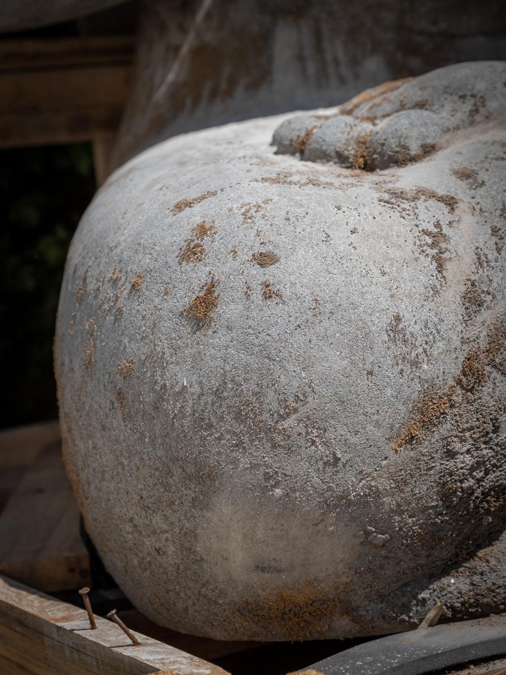Die sehr große und besondere Lavastein-Buddha-Statue ist ein wirklich bemerkenswertes und einzigartiges Kunstwerk. Handgeschnitzt aus einem sehr großen Lavasteinblock, hat sie eine beeindruckende Höhe von 220 cm, eine Breite von 161 cm und eine
