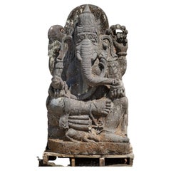 Très grande et spéciale statue de Ganesh en pierre de lave ancienne d'Indonésie du milieu du 20e siècle
