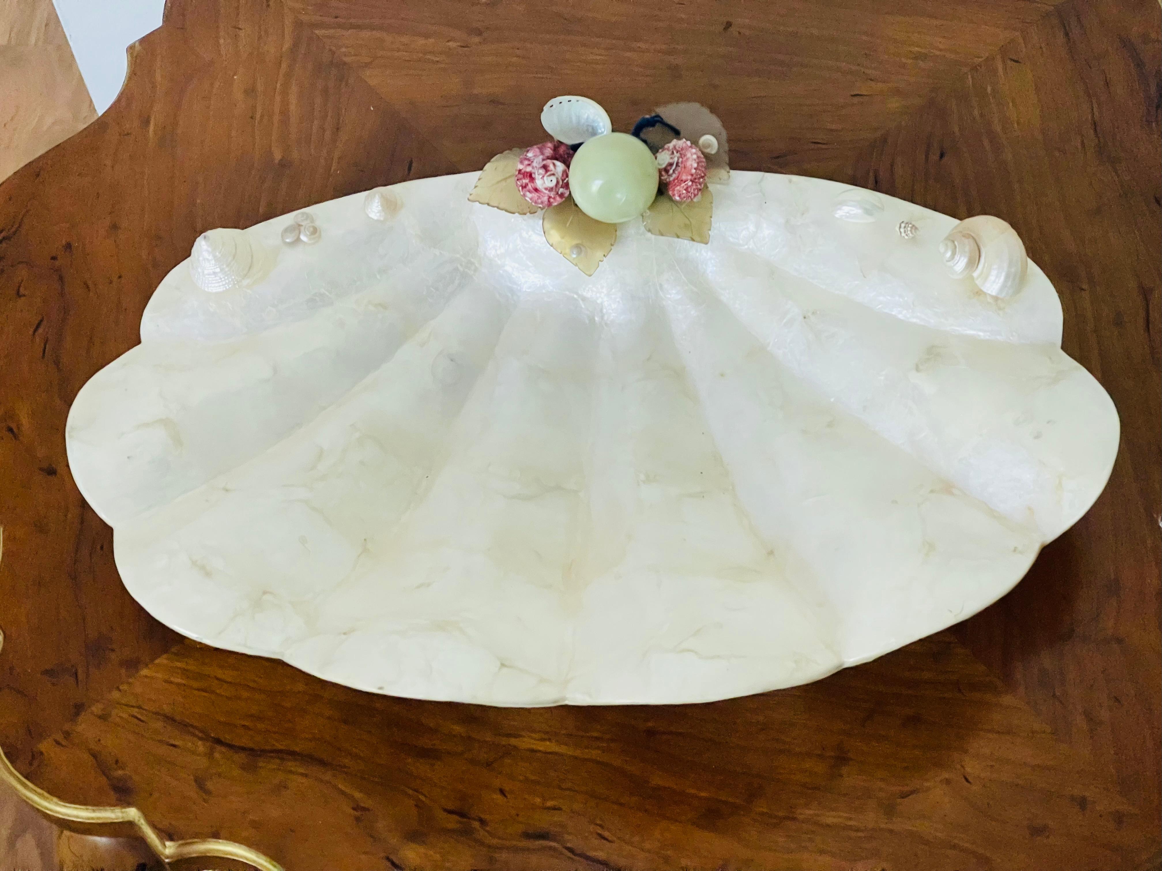 Ciotola in conchiglia di Capiz della metà del 20° secolo con bordi festonati ornati da frutta di giada e foglie di giadeite, conchiglie di madreperla.