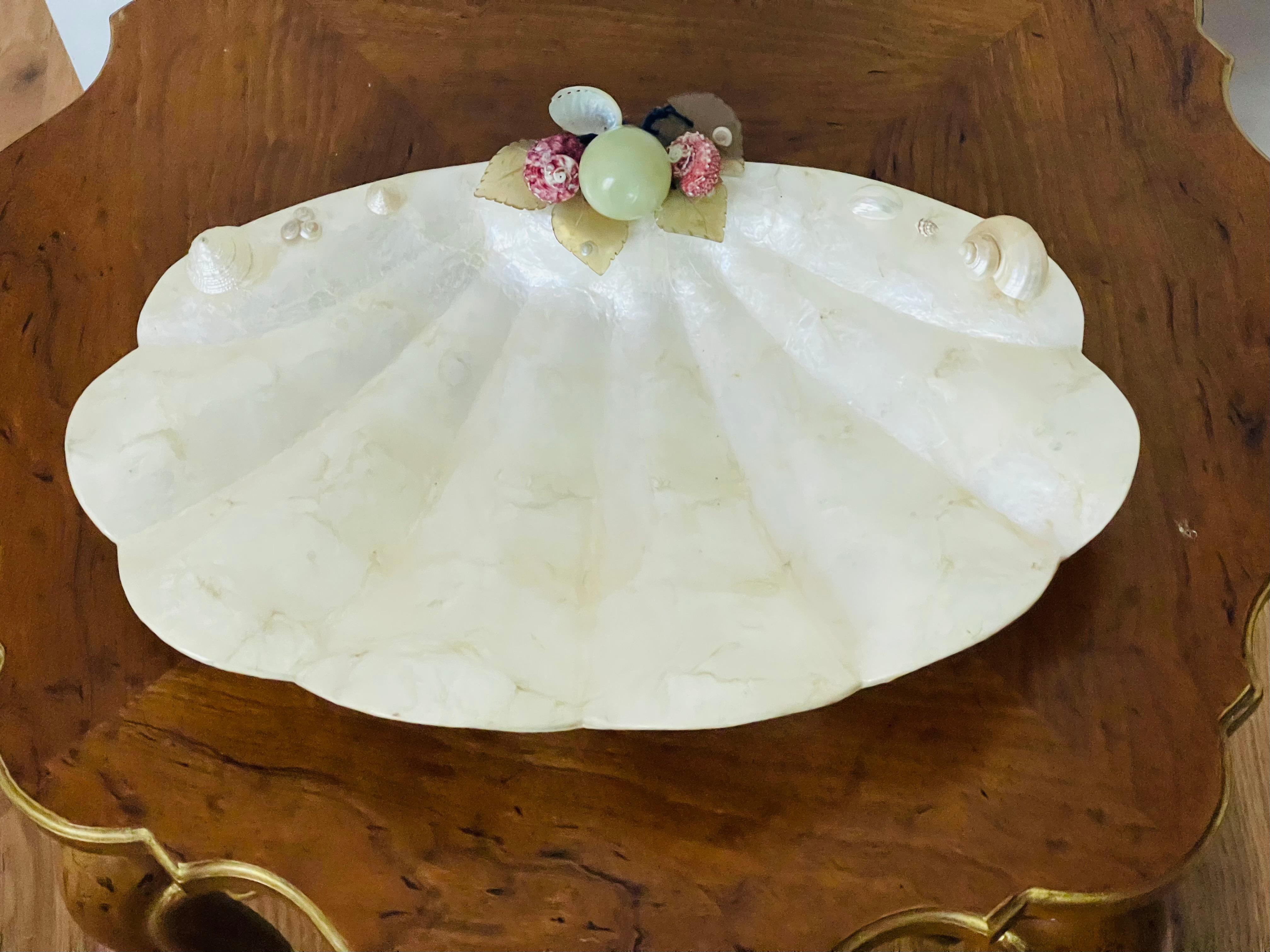 Organico moderno Bosl in conchiglia di Capiz della metà del 20° secolo con giada e conchiglie in vendita