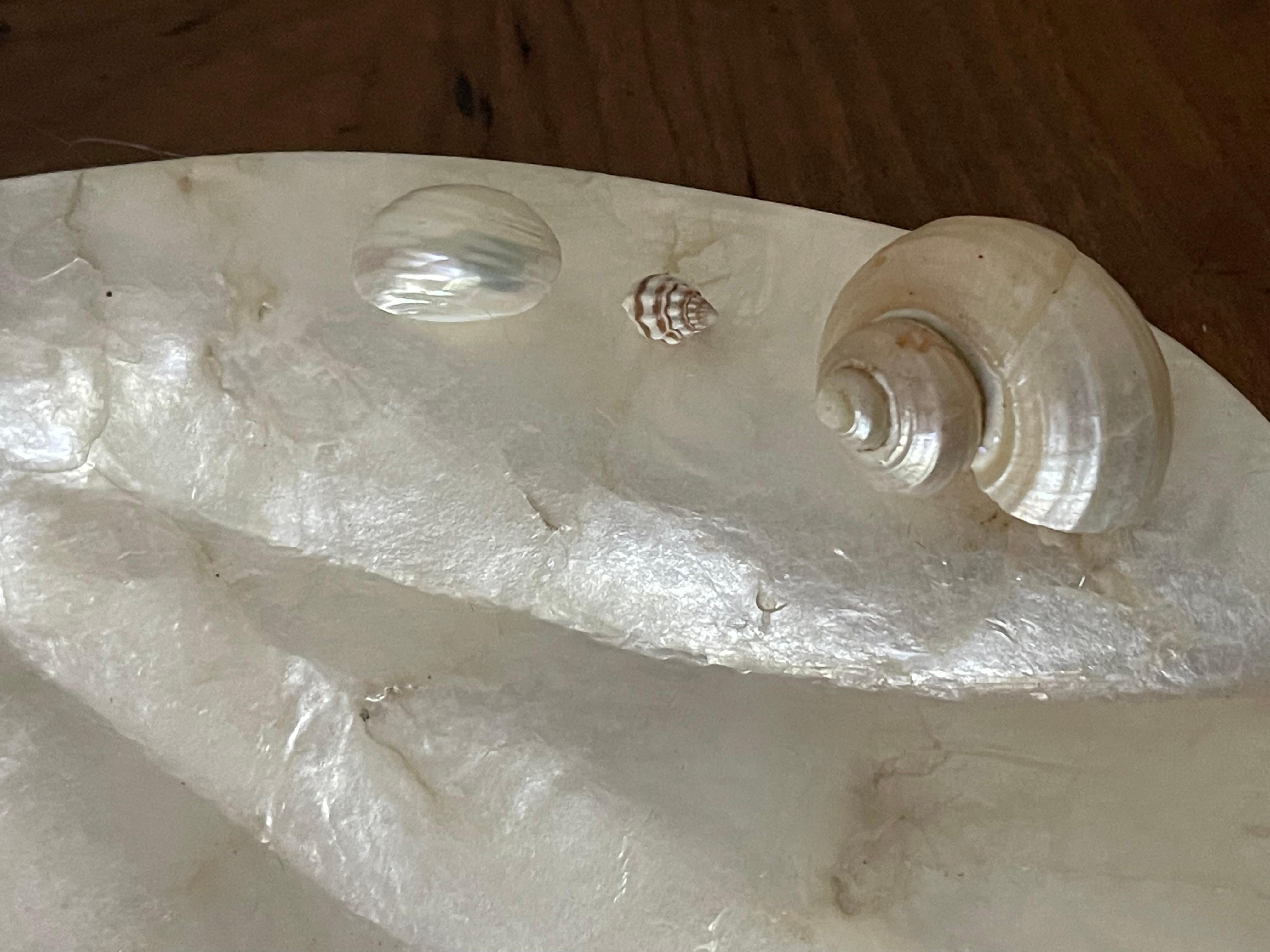 Bosl in conchiglia di Capiz della metà del 20° secolo con giada e conchiglie In condizioni buone in vendita a Boca Raton, FL