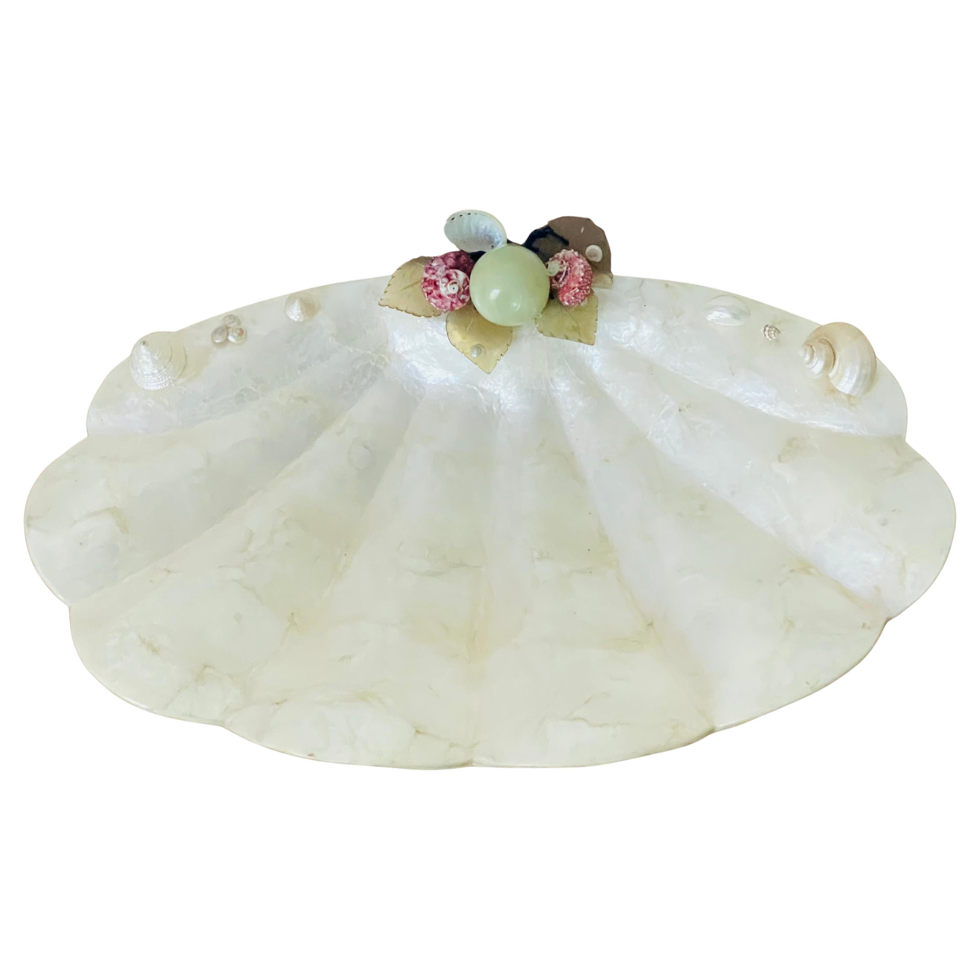 Bosl in conchiglia di Capiz della metà del 20° secolo con giada e conchiglie in vendita