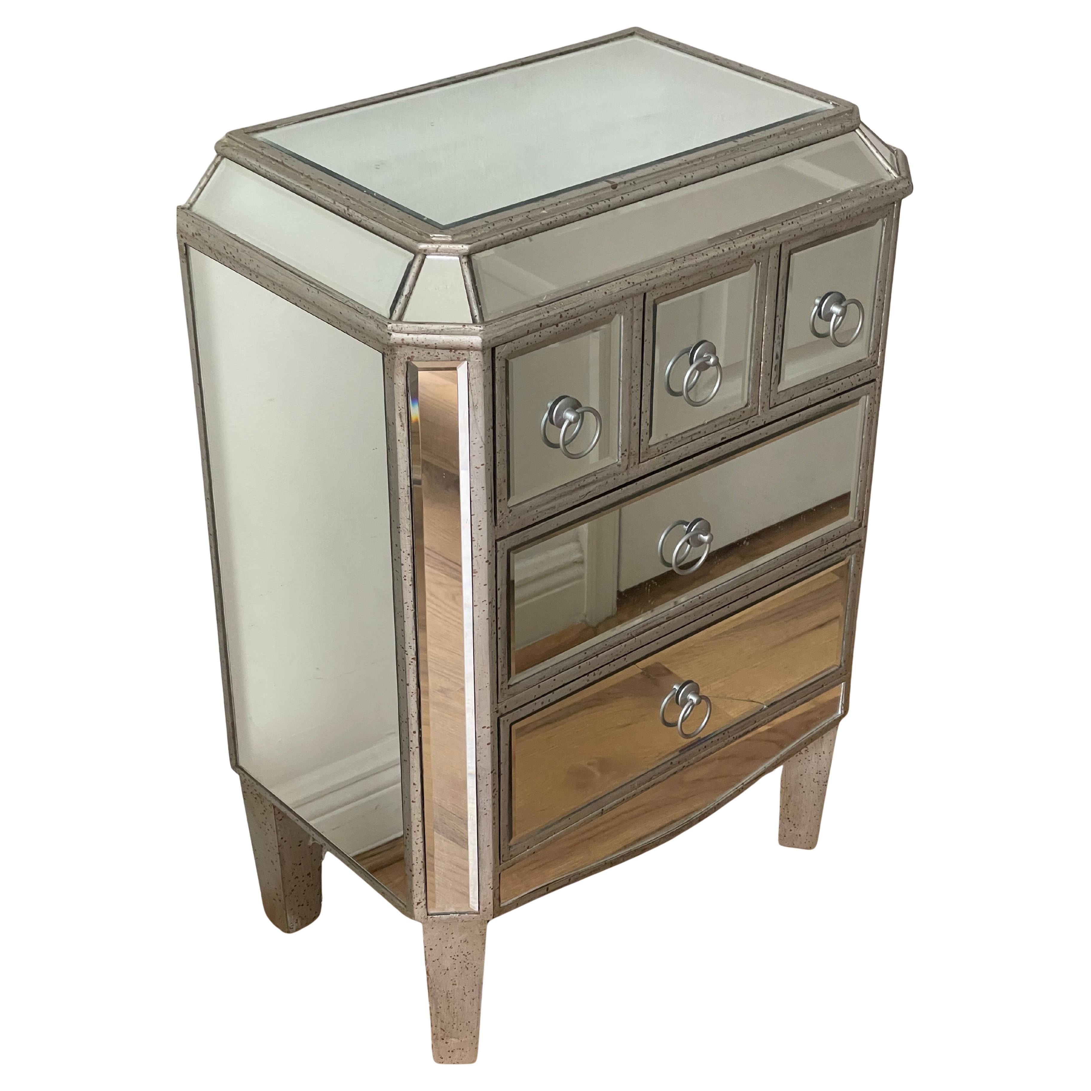Mid 20 th c Hollywood Regency Commode Mirrored Chest of Drawers (Commode à miroir)