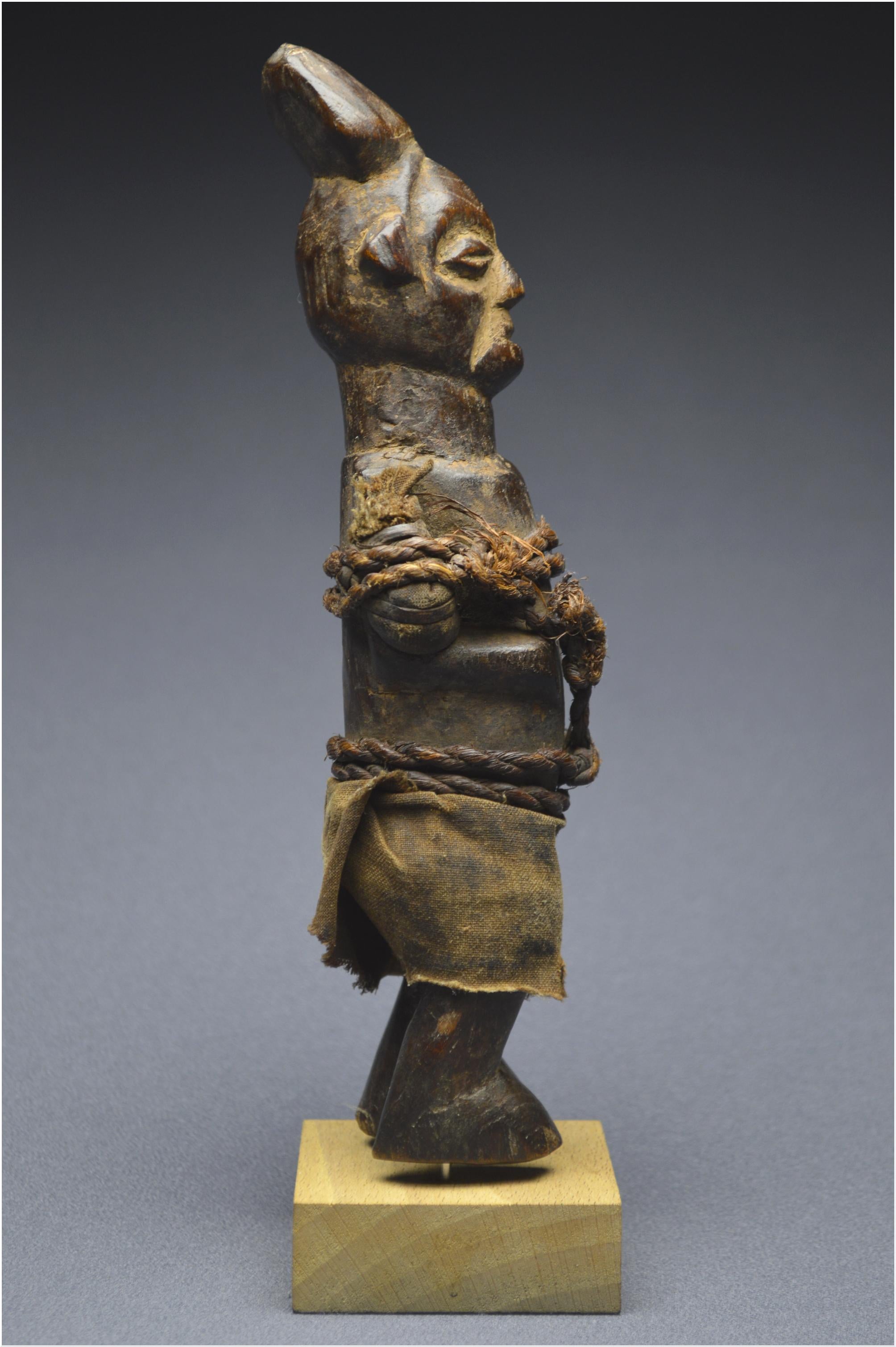Mid-20th Century, Dem. Rep. Congo, Teke Culture, Ancient Ancestor Fetish In Good Condition In VILLEFONTAINE, FR