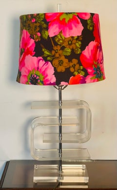 Lucite-Lampe aus der Mitte des 20. Jahrhunderts mit maßgefertigtem Lampenschirm