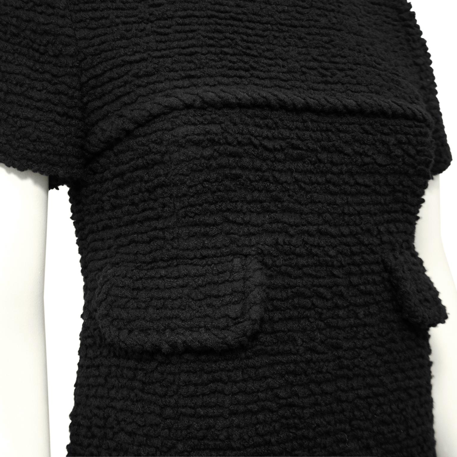 Mitte der 2000er Chanel Schwarzes Kleid mit kurzen Ärmeln aus Boucle  Damen im Angebot