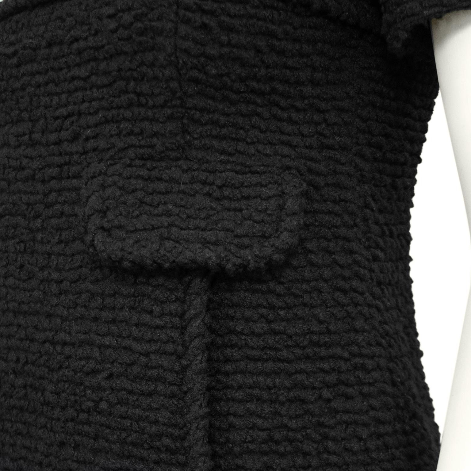 Mitte der 2000er Chanel Schwarzes Kleid mit kurzen Ärmeln aus Boucle  im Angebot 2