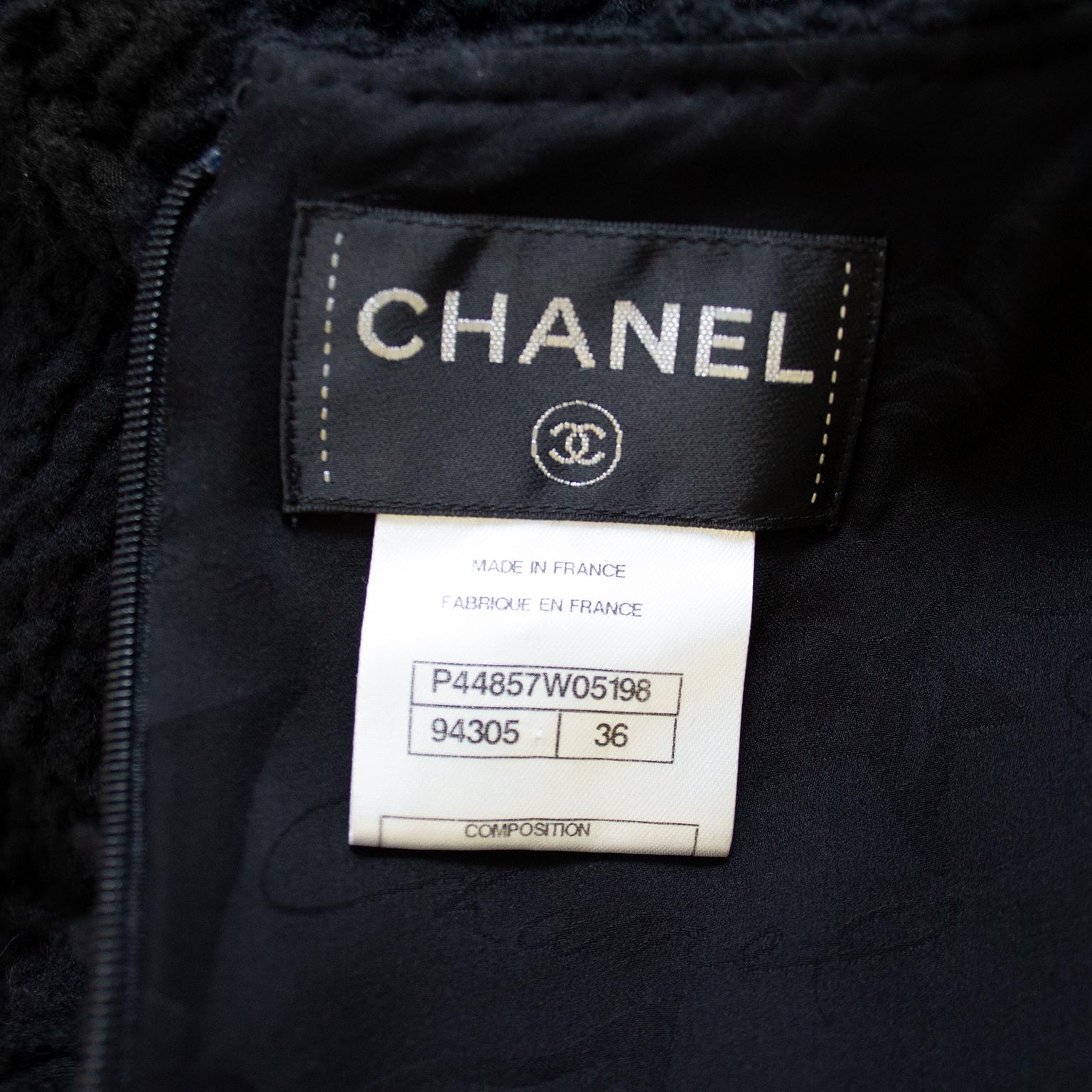 Mitte der 2000er Chanel Schwarzes Kleid mit kurzen Ärmeln aus Boucle  im Angebot 4