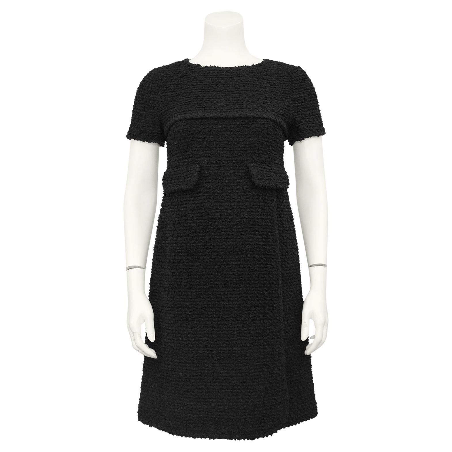 Mitte der 2000er Chanel Schwarzes Kleid mit kurzen Ärmeln aus Boucle  im Angebot