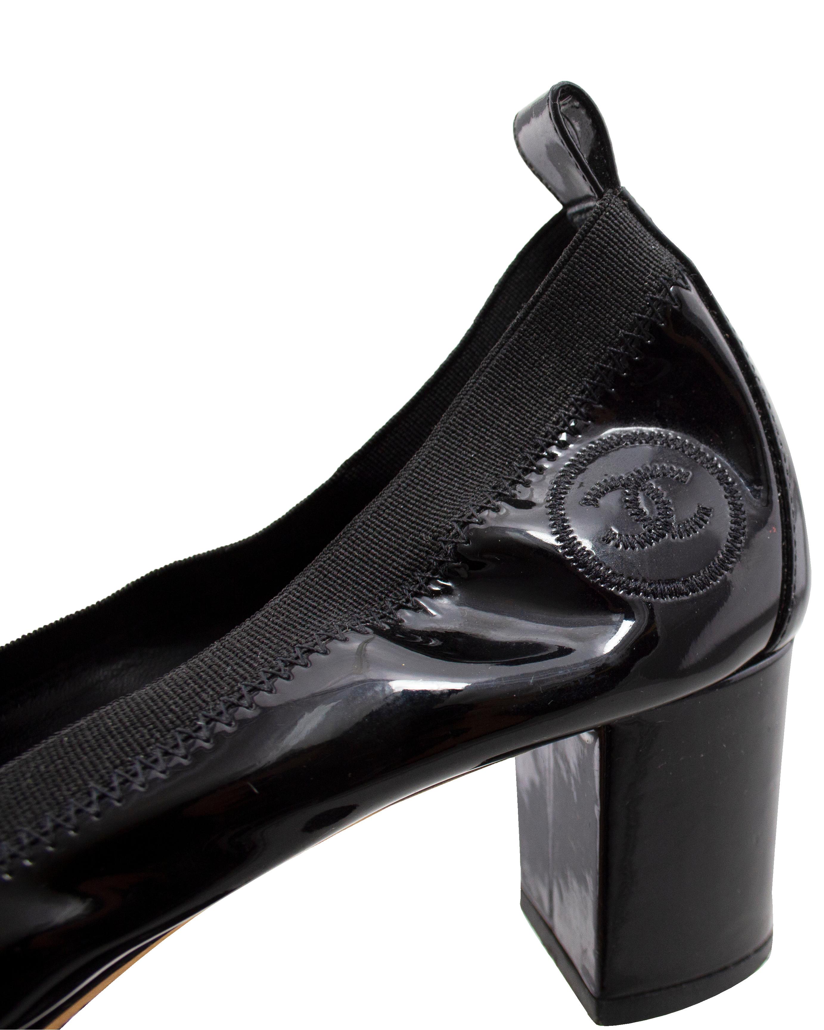 Mid 2000s Chanel Black Patent Leather Pumps In Good Condition In Toronto, Ontario
