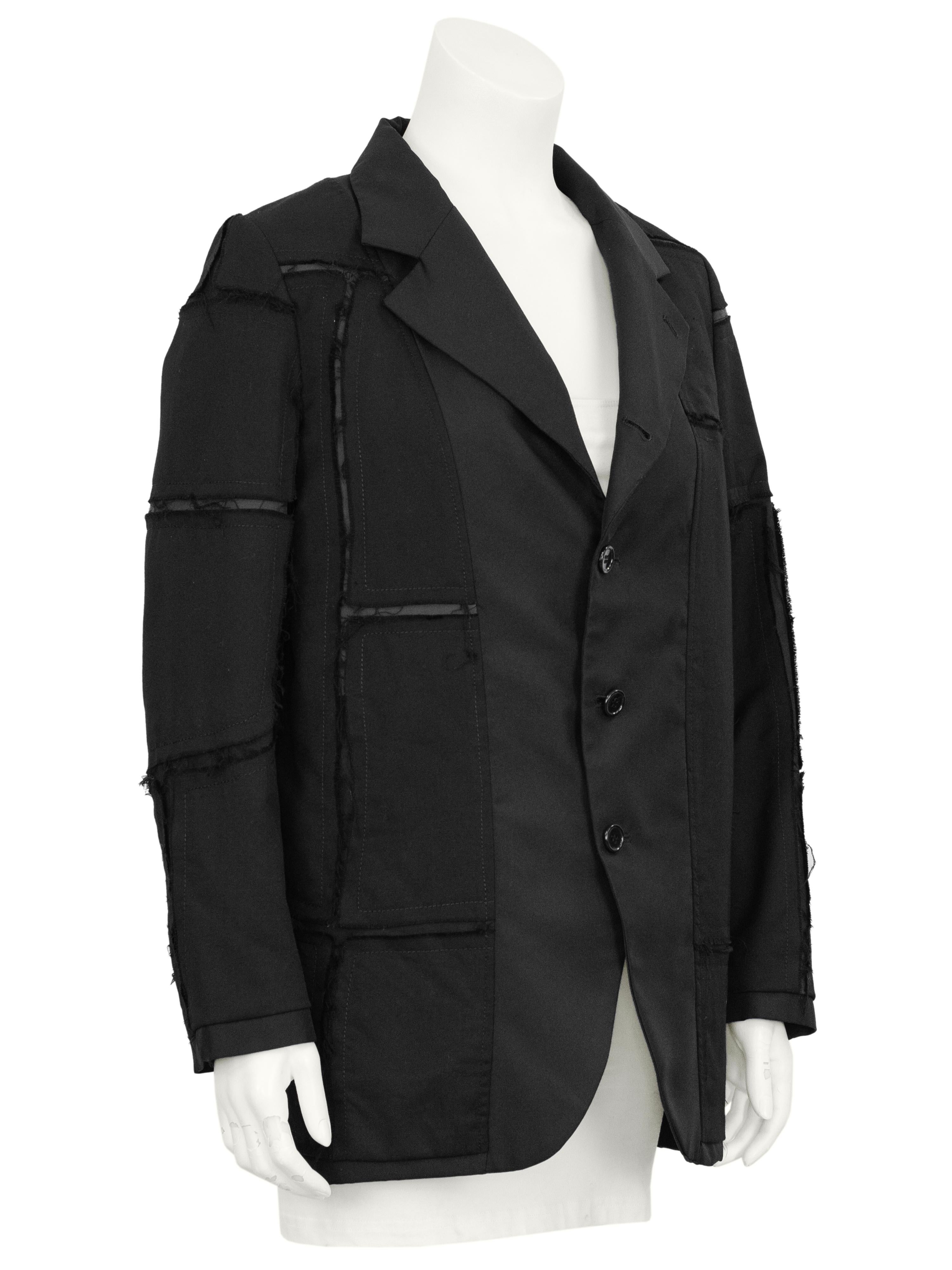 Blazer nero Inside Out dell'etichetta Comme Des Garcons BLACK. Nata nel 2008, l'etichetta BLACK era più accessibile ma rimaneva fedele agli esclusivi design di Rei Kawakubo. Questo blazer sembra essere rovesciato con le classiche tasche a filetto e