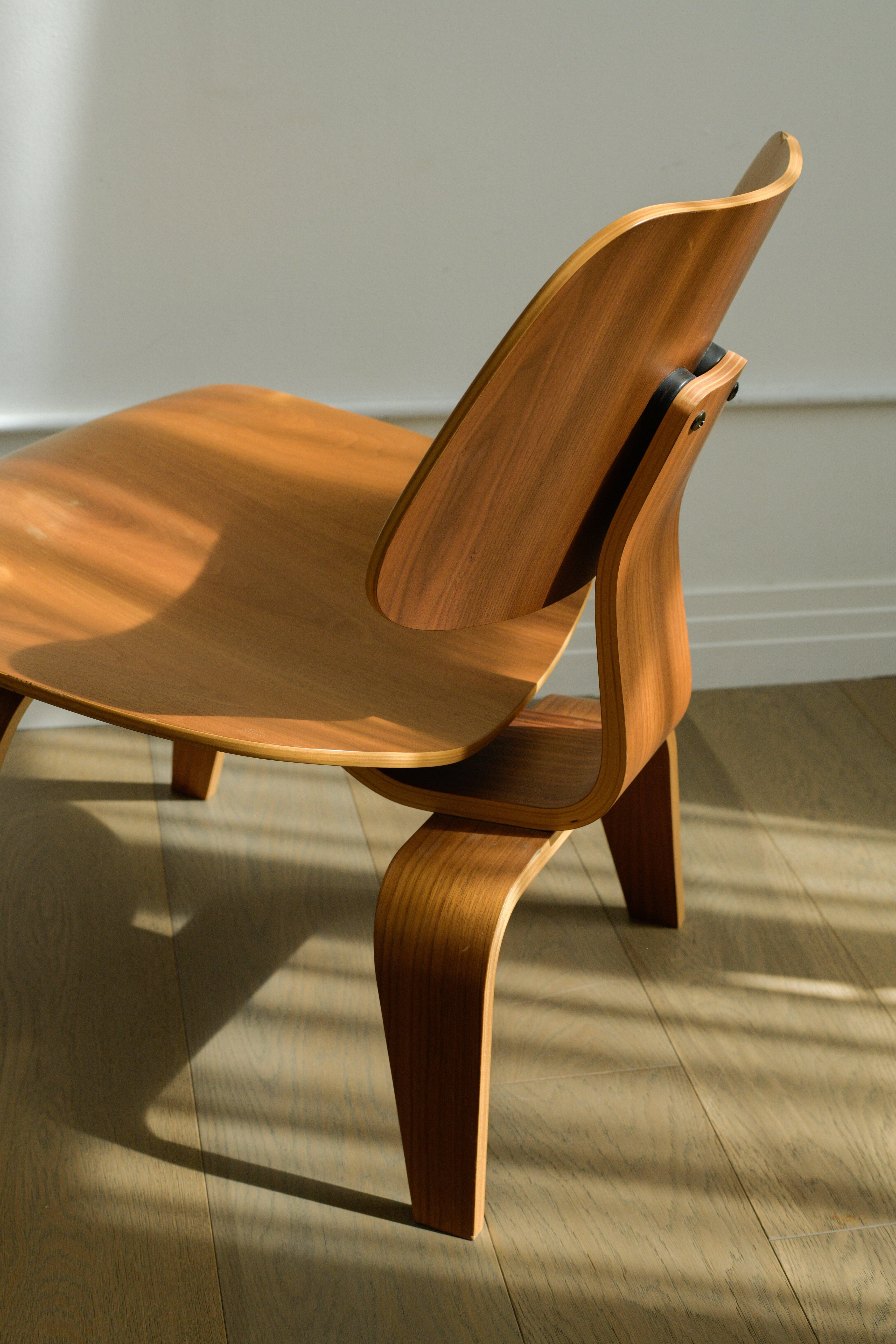 Sedia da salotto Eames DCW per Herman Miller, USA, in noce, metà anni 2000. in vendita 3