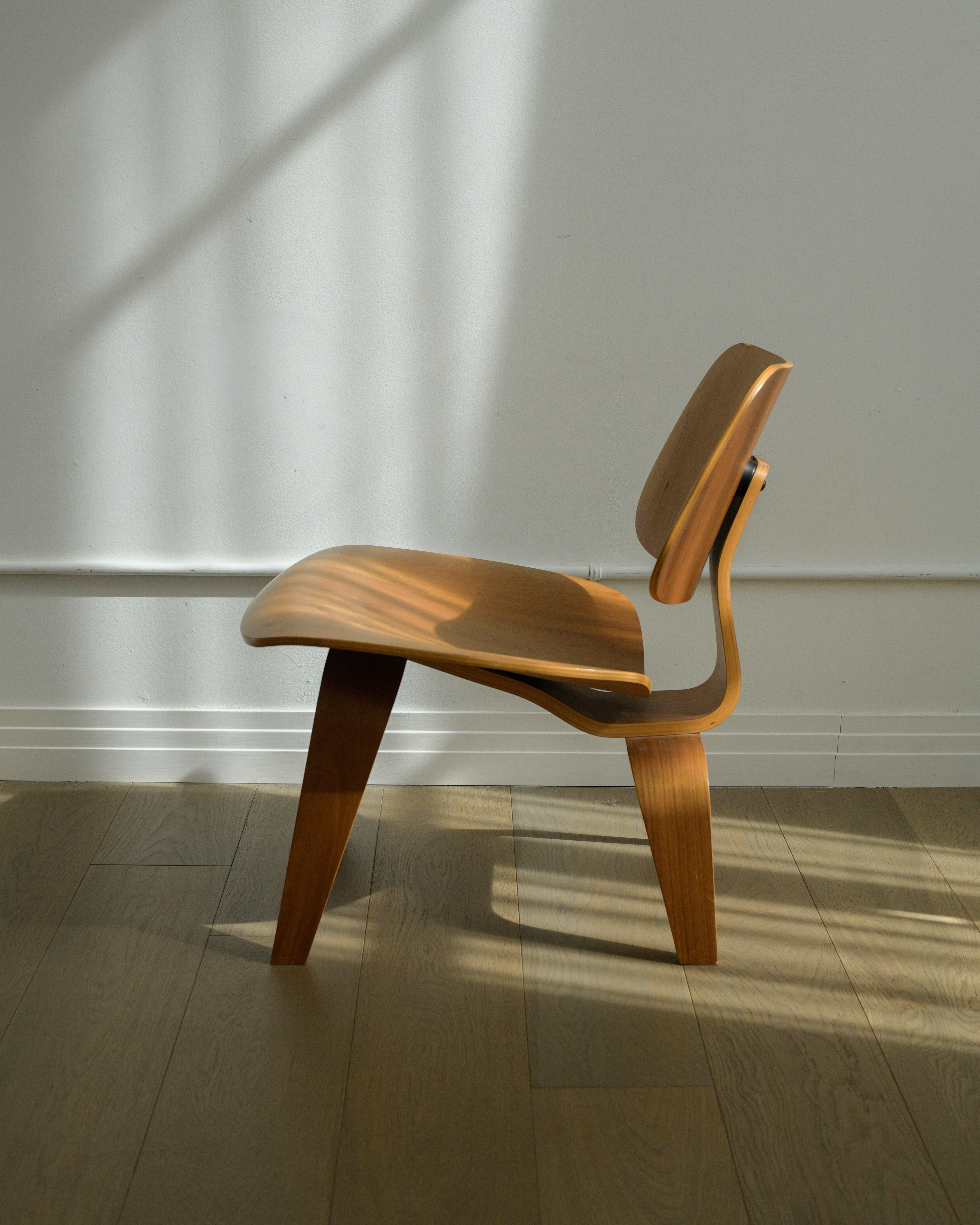 Sedia da salotto Eames DCW per Herman Miller, USA, in noce, metà anni 2000. in vendita 4