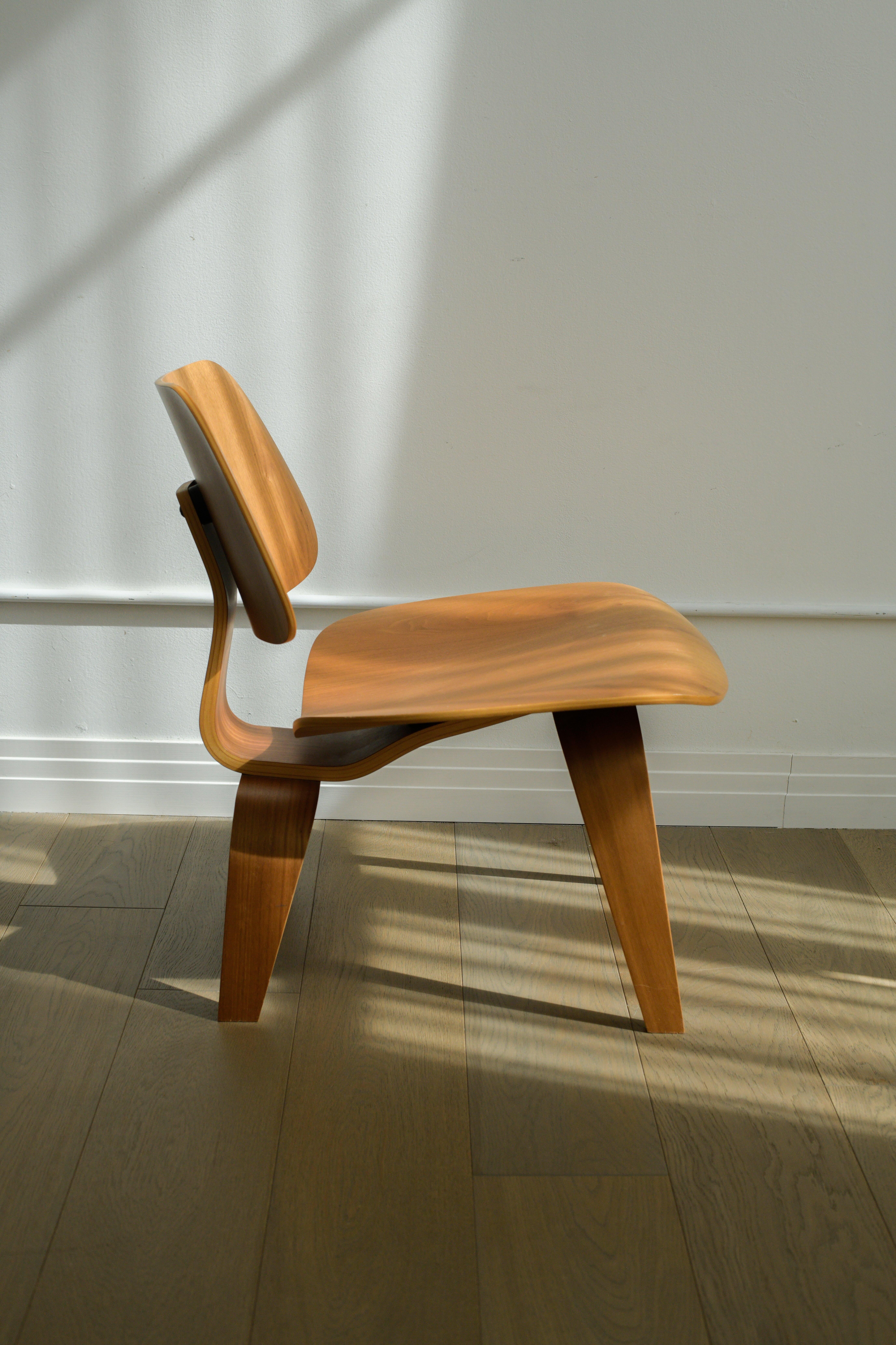 2006 DCW Lounge Chair di Charles and Ray Eames per Herman Miller, USA. 

In buone condizioni, con alcuni segni di usura commisurati all'età. Alcuni graffi e scalfitture sulla seduta e una piccola scheggiatura sul bordo dello schienale. Presenta