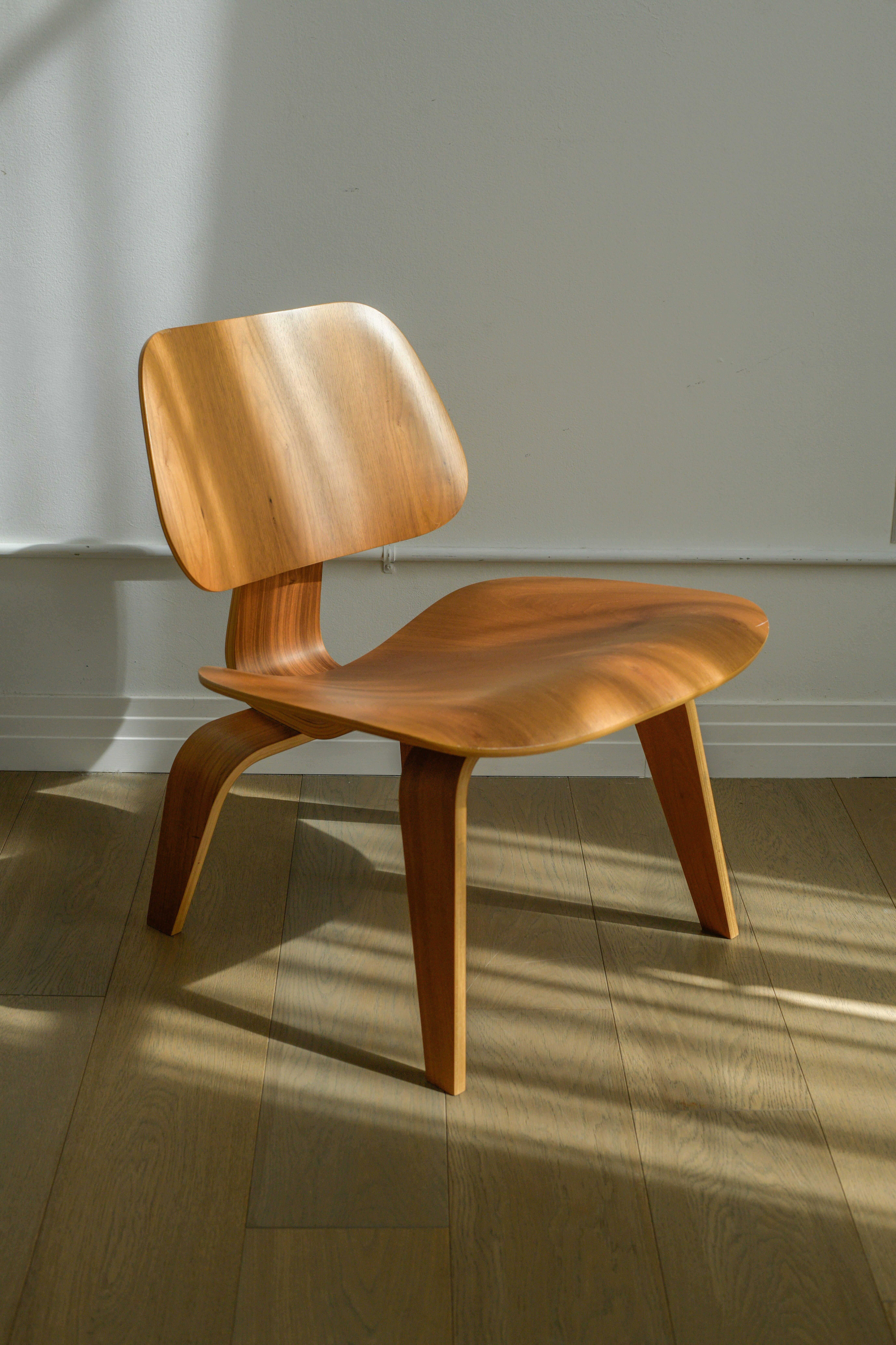 Mid-Century moderno Sedia da salotto Eames DCW per Herman Miller, USA, in noce, metà anni 2000. in vendita