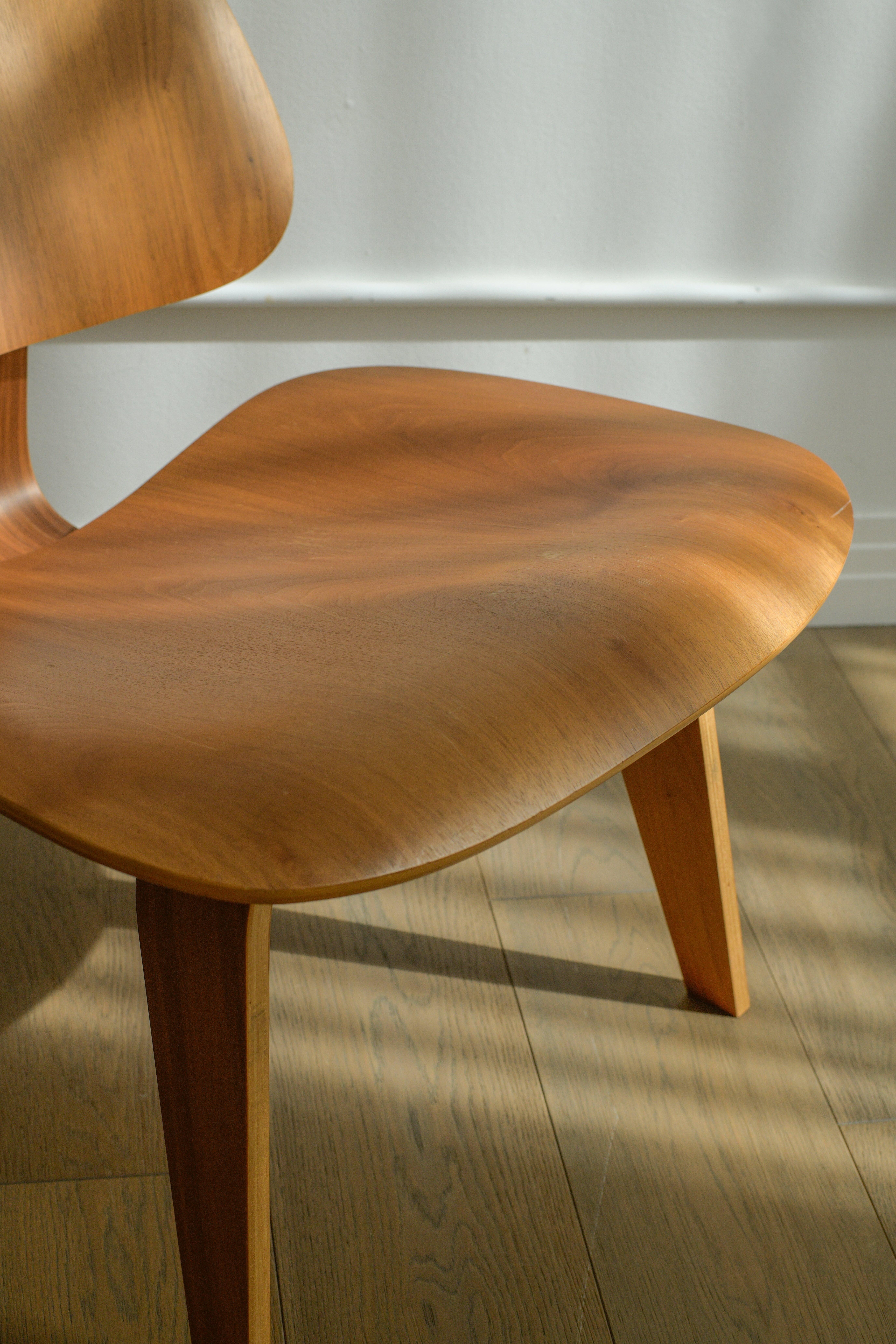 Americano Sedia da salotto Eames DCW per Herman Miller, USA, in noce, metà anni 2000. in vendita