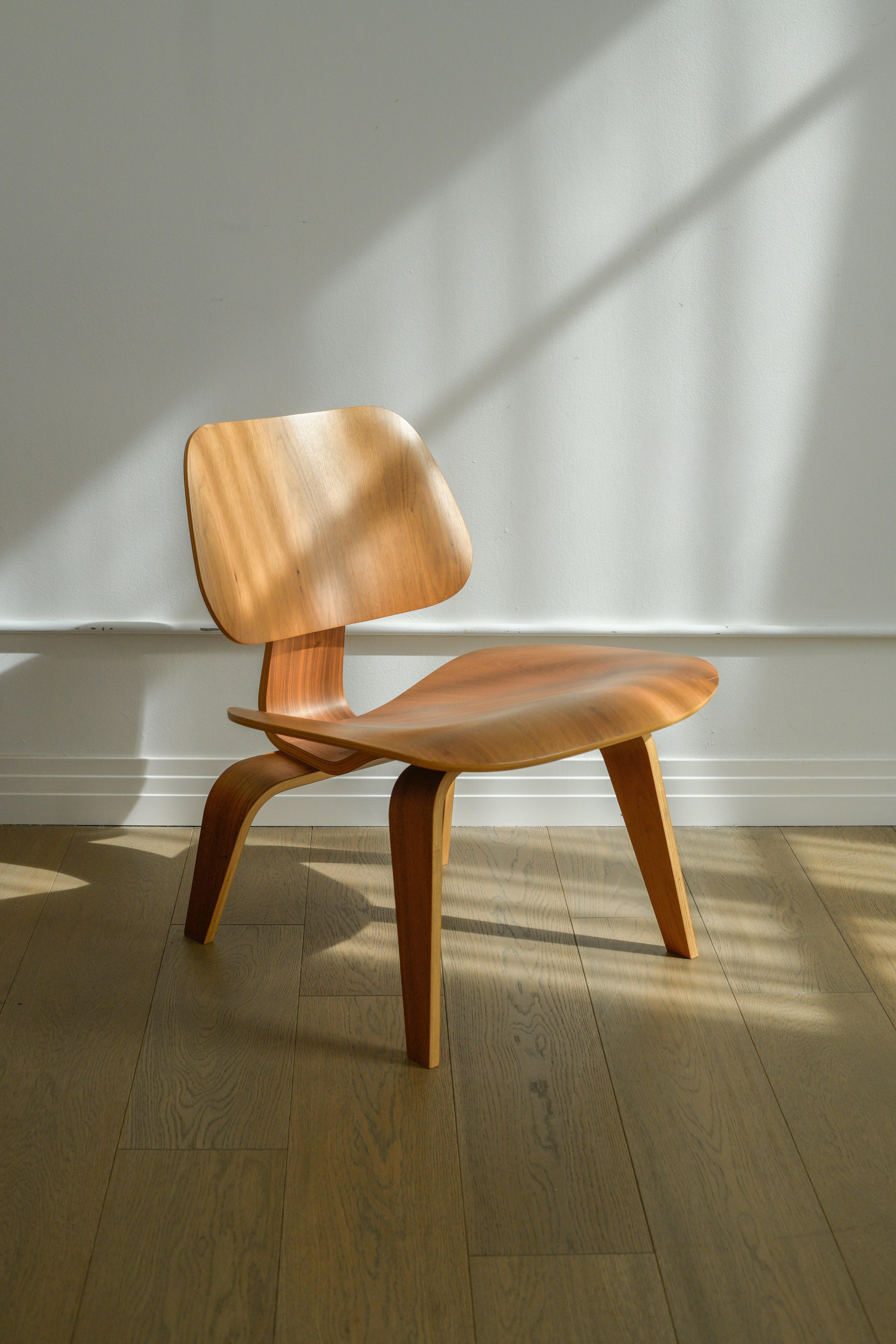 Sedia da salotto Eames DCW per Herman Miller, USA, in noce, metà anni 2000. In condizioni buone in vendita a Los Angeles, CA