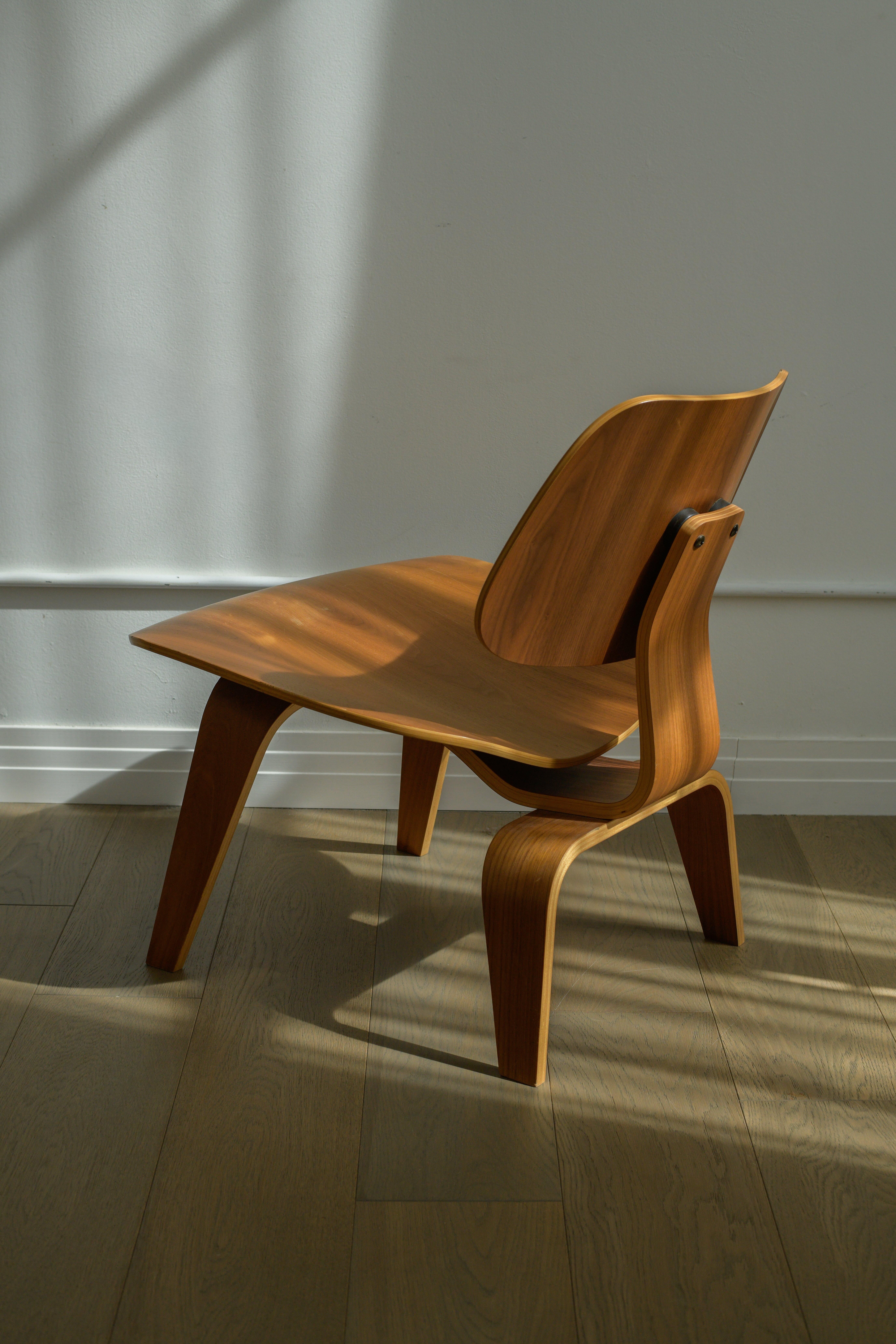 XXI secolo e contemporaneo Sedia da salotto Eames DCW per Herman Miller, USA, in noce, metà anni 2000. in vendita