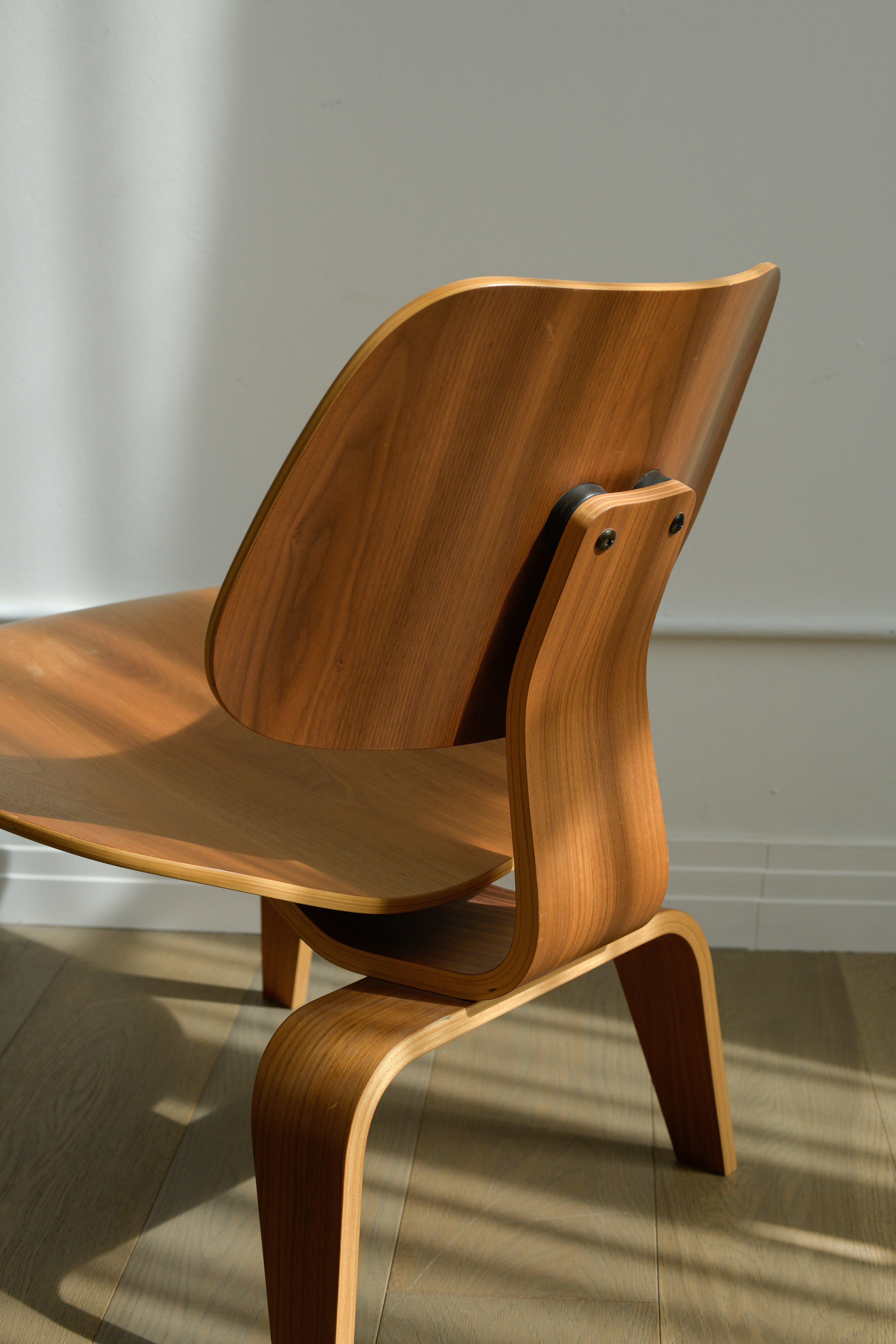 Noce Sedia da salotto Eames DCW per Herman Miller, USA, in noce, metà anni 2000. in vendita