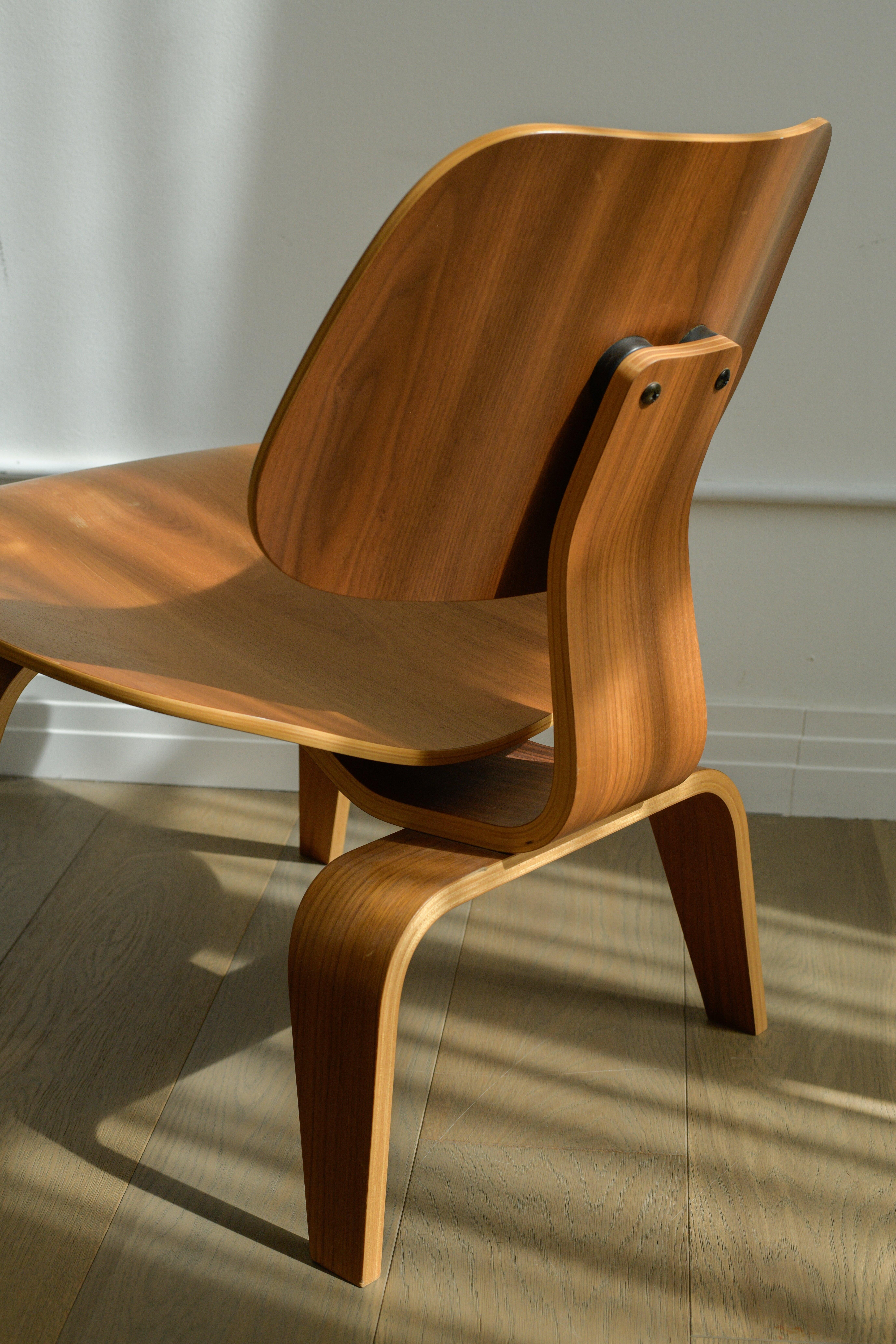 Sedia da salotto Eames DCW per Herman Miller, USA, in noce, metà anni 2000. in vendita 1