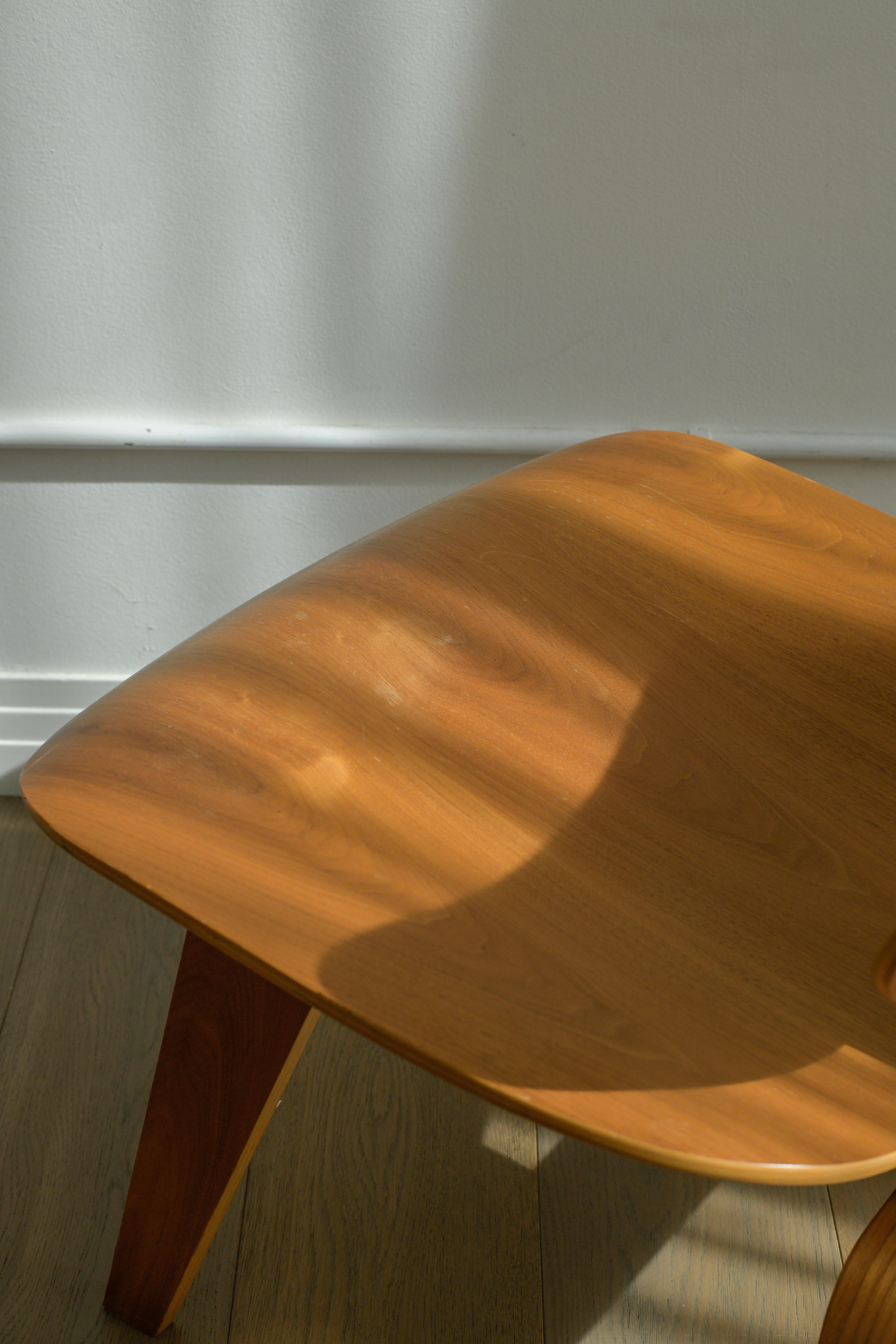 Sedia da salotto Eames DCW per Herman Miller, USA, in noce, metà anni 2000. in vendita 2