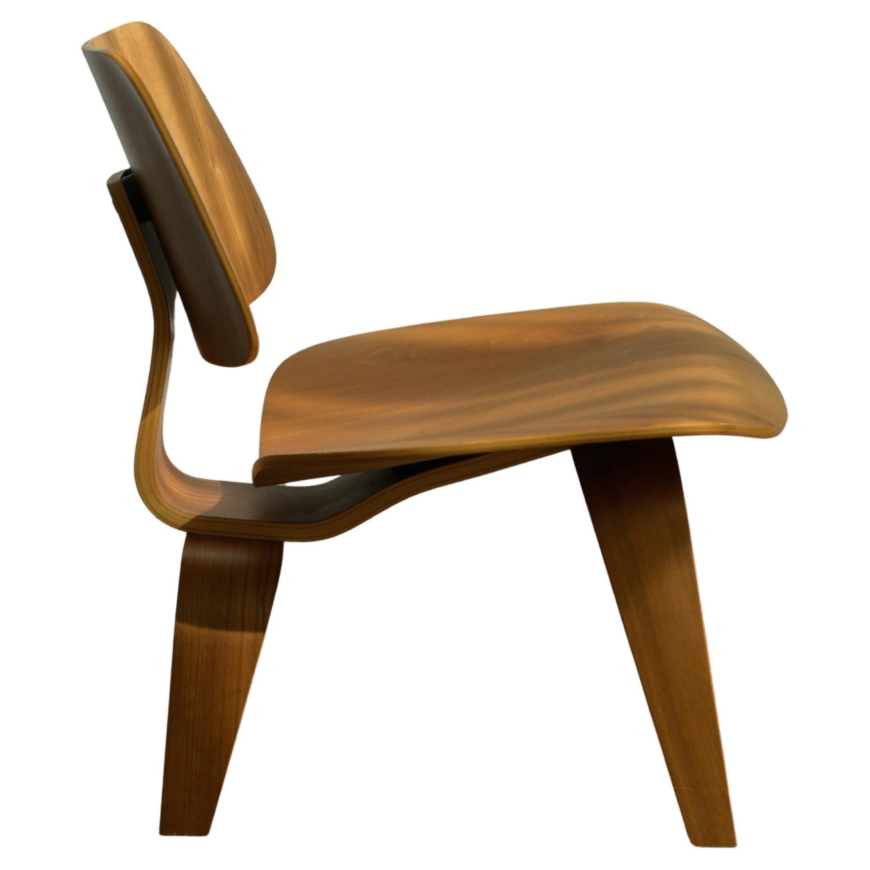 Sedia da salotto Eames DCW per Herman Miller, USA, in noce, metà anni 2000. in vendita