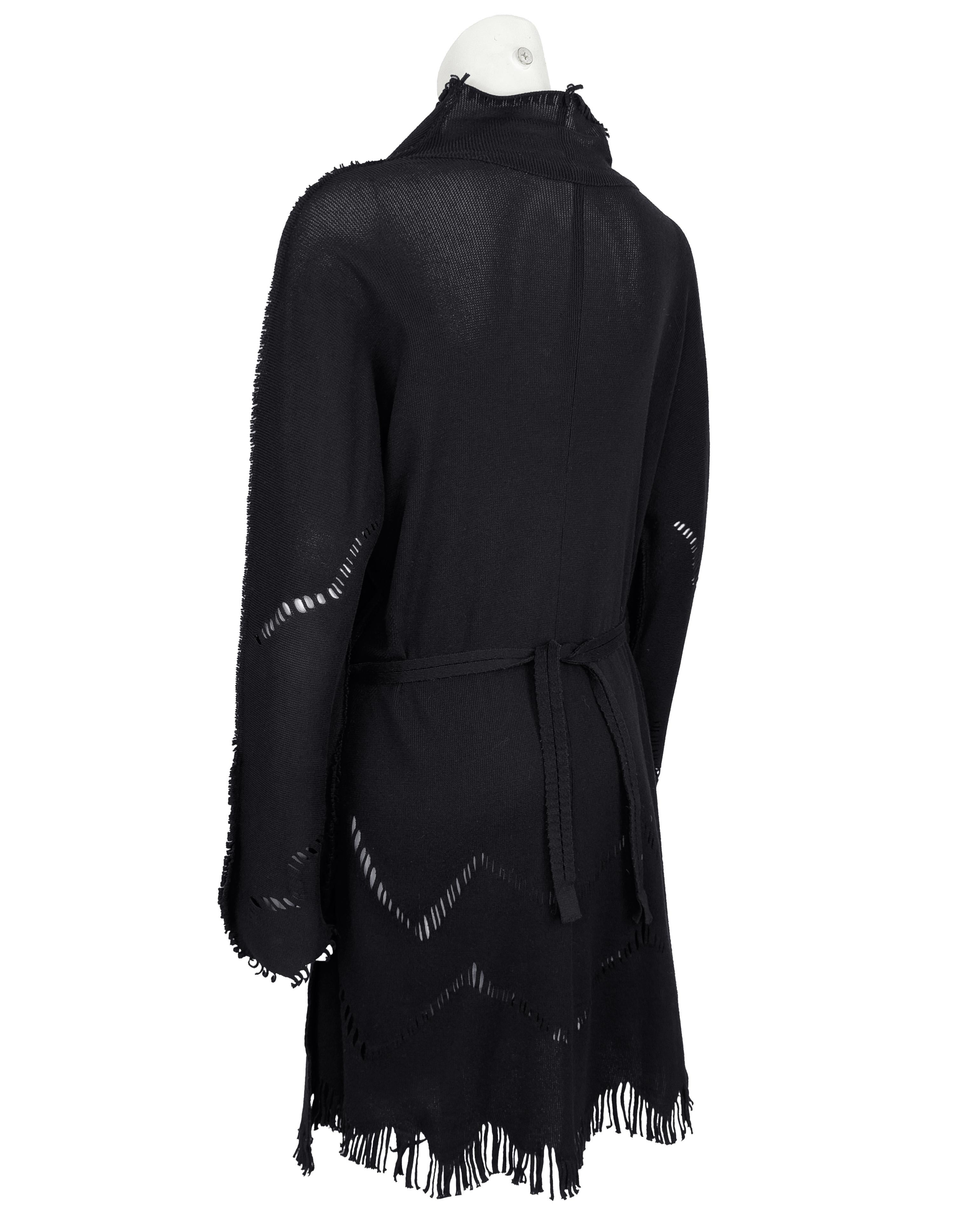 Avant Garde, cardigan nero in maglia di Issey Miyake FÊTE, una linea di diffusione prodotta tra il 2004 e il 2011. Questo capo mette in mostra l'innovazione del marchio in fatto di tessuti e silhouette, unendo un drappeggio senza sforzo a una