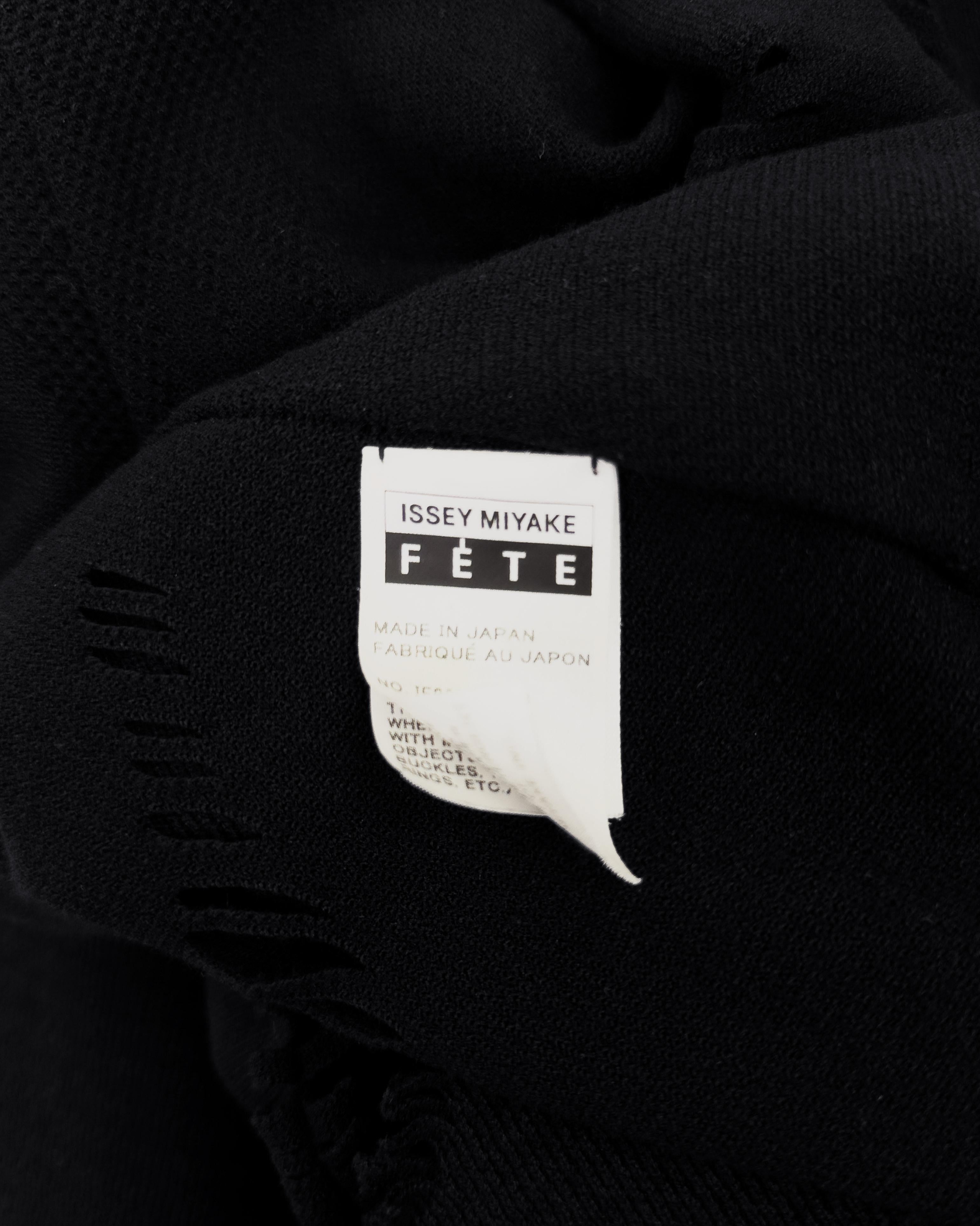Issey Miyake Fête, cardigan a portafoglio in maglia nera della metà degli anni 2000 in vendita 2