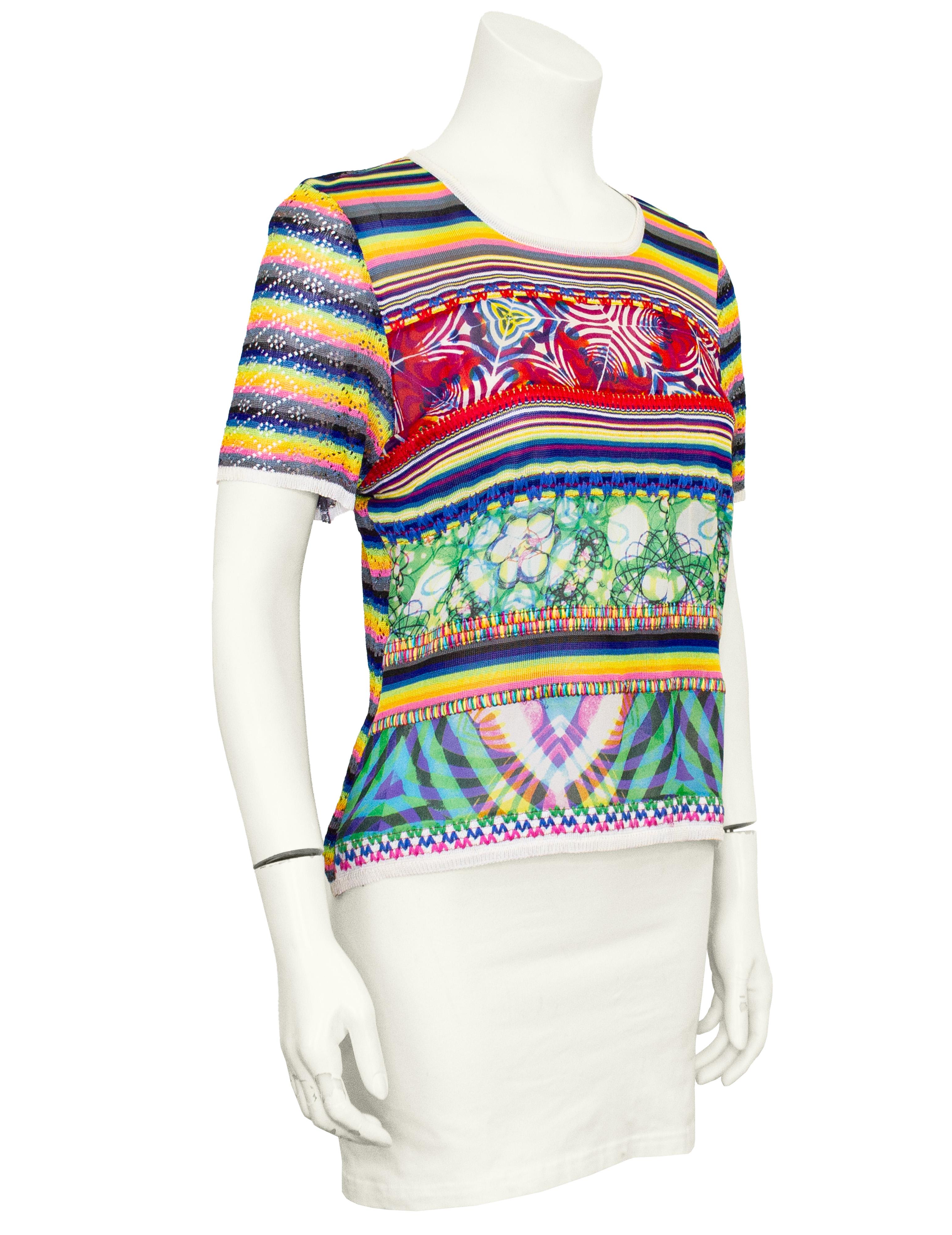 Camiseta de punto vibrante y maximalista de John Galliano de mediados de la década de 2000. Esta camiseta presenta una mezcla de motivos eclécticos y coloridos y estampados gráficos con puntadas superiores de ganchillo. Las mangas y la espalda son