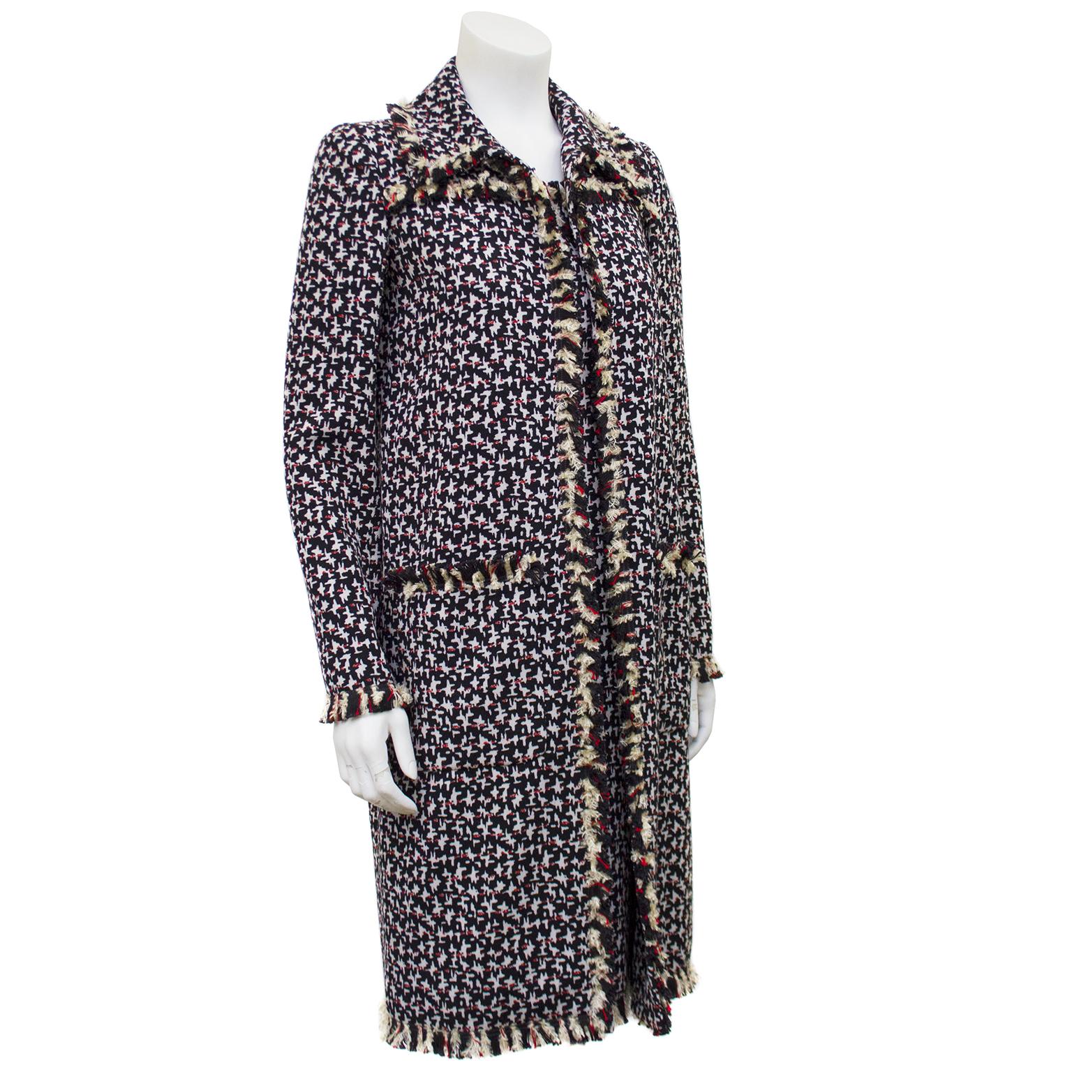 Superbe robe et manteau Oscar de la Renta à imprimé pied-de-poule abstrait marine et rouge du milieu des années 2000. Le long manteau est garni de franges assorties le long du revers, des poches, des poignets et sur le devant. Fermeture par crochet