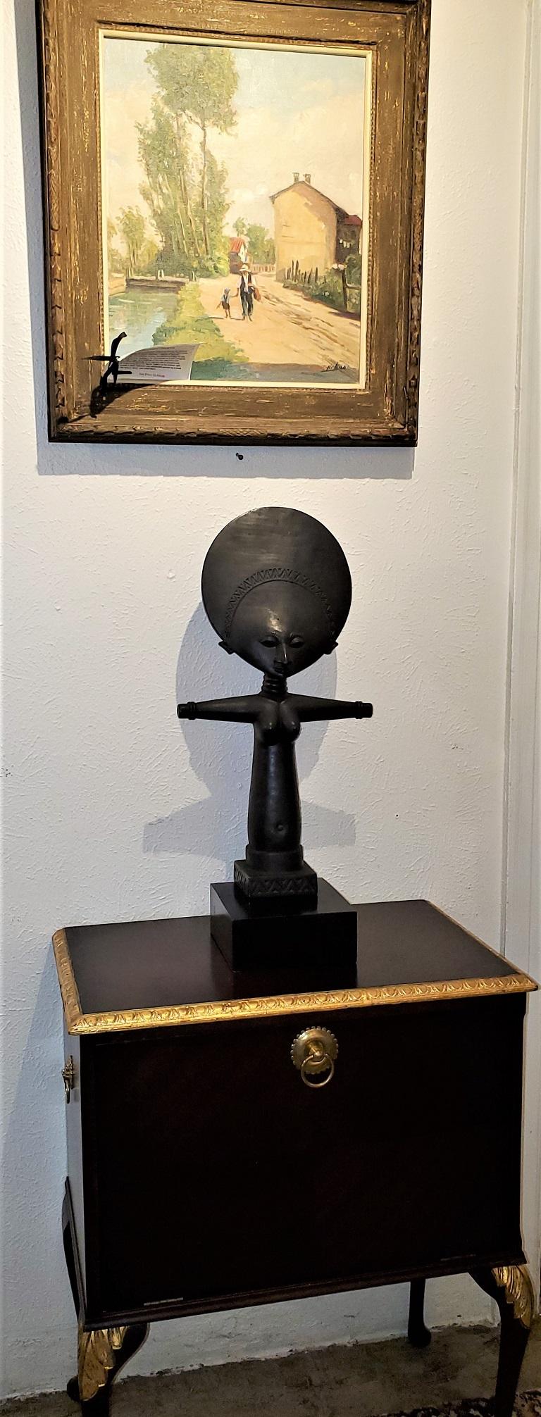 Presenting a stunning piece of west African Tribal Art, namely, a mid-20th century Ghanayan Akuba fertility doll.

Probably made circa 1960 in Ghana by the Akan Tribe.

A solid piece of carved ebony on plinth featuring a Classic Aku’Ba Fertility
