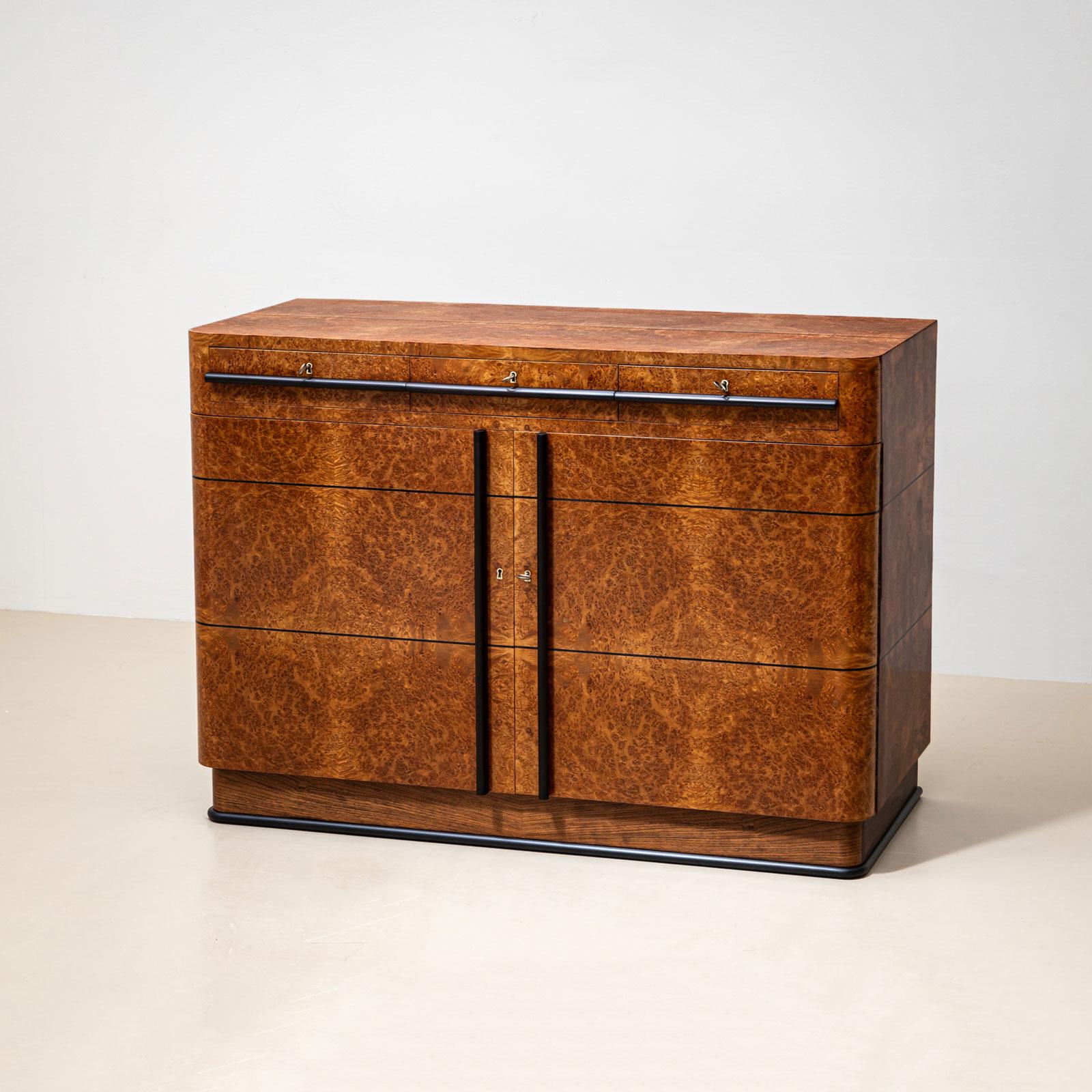 Buffet Art Déco du milieu du 20e siècle en placage de racines de thuja, Italie Bon état - En vente à New York, NY