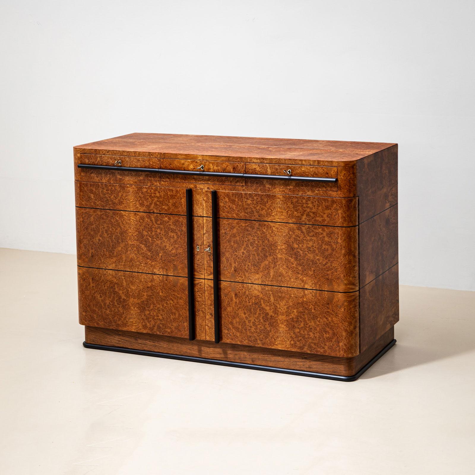 20ième siècle Buffet Art Déco du milieu du 20e siècle en placage de racines de thuja, Italie en vente