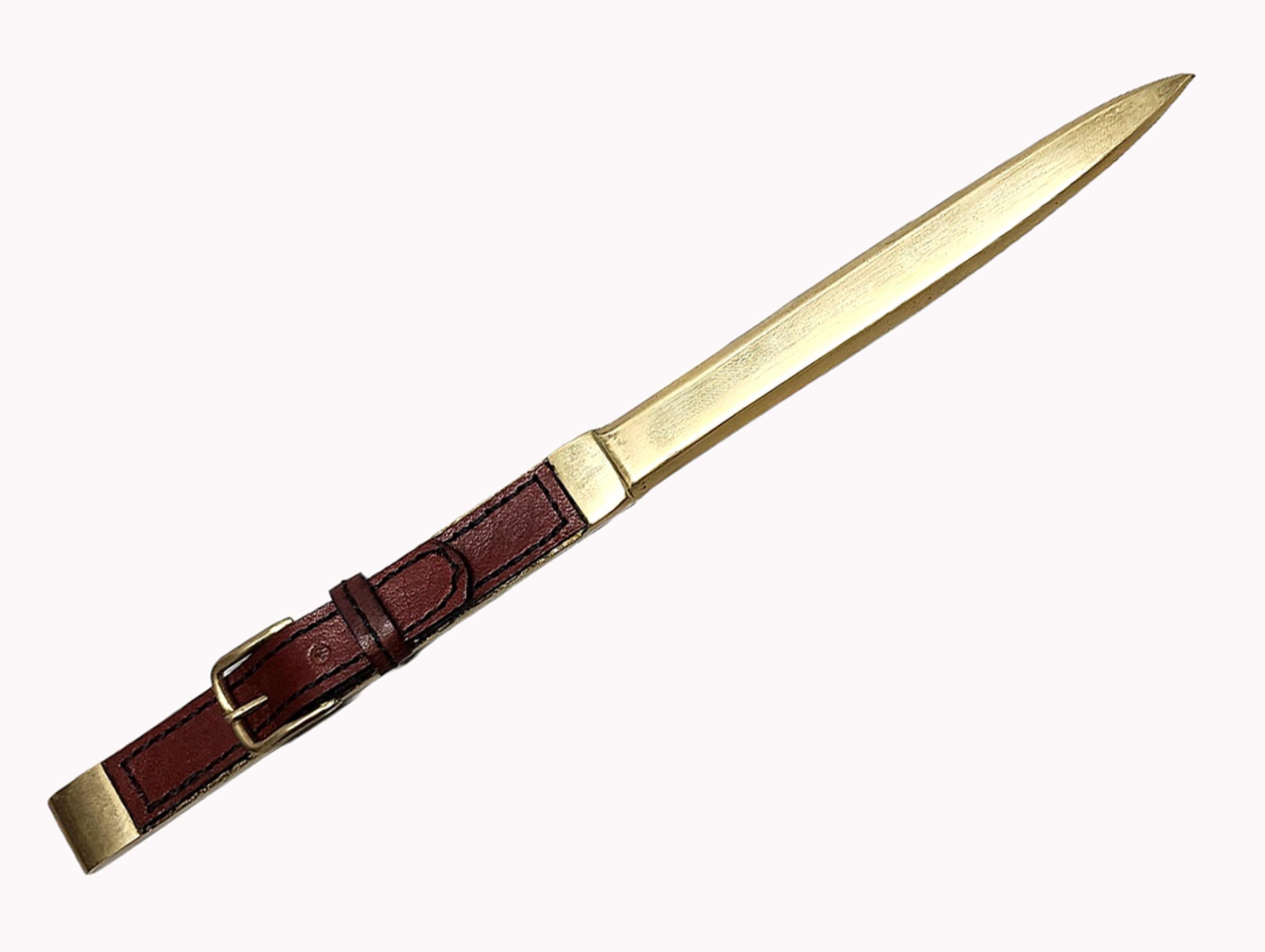 Mid-20h century golden brass and leather letter opener/knife by the luxury design house Hermès Paris, France

By: Hermès Paris
Material: metal, brass, leather, copper, zinc
Technique: cast, molded, polished, metalwork, hand-crafted
Dimensions: 0.5
