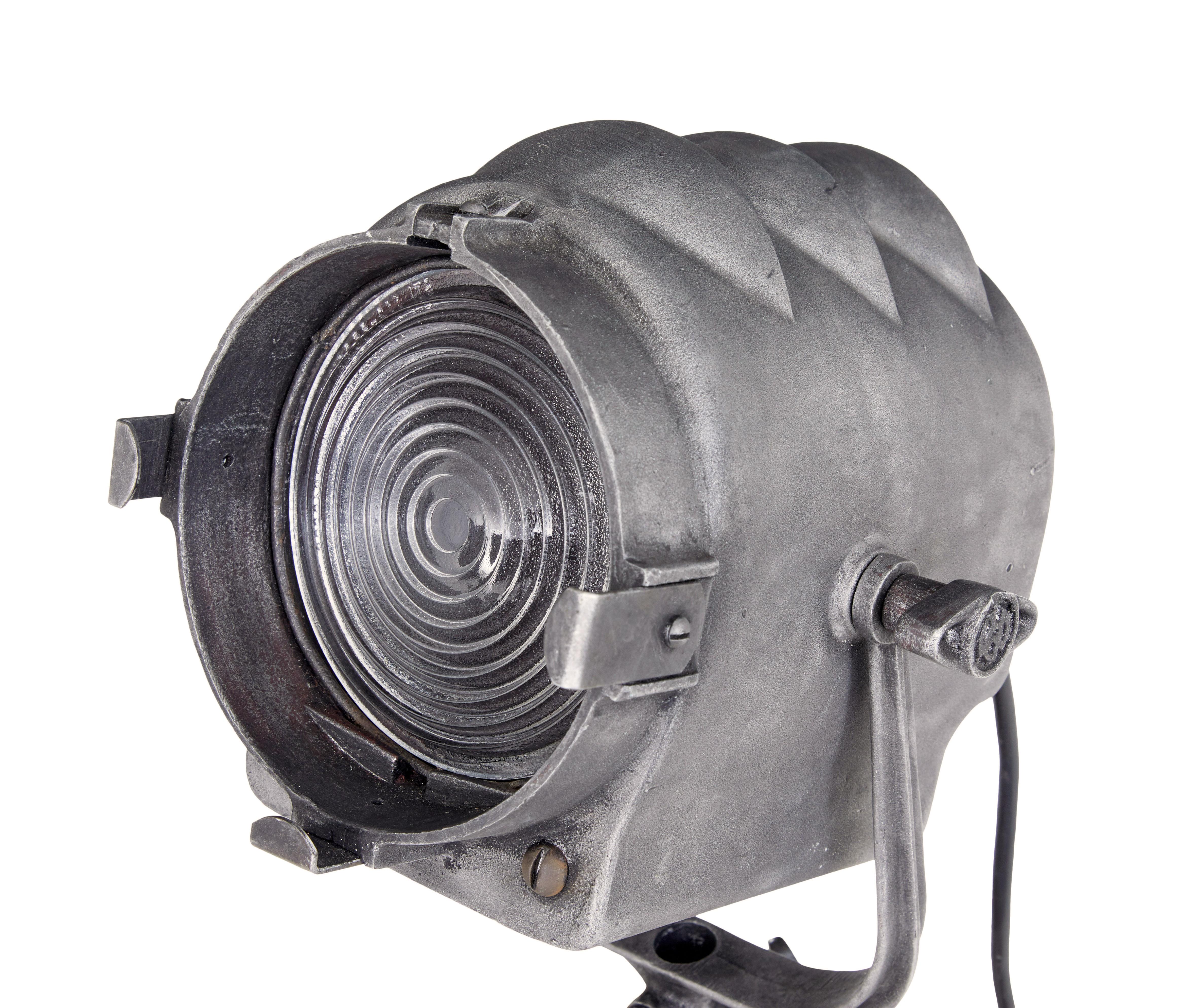 Mitte des 20. Jahrhunderts amerikanische Spotlampe von Mole Richardson and Co um 1940.

Hier haben wir einen Zwergsonnenfleck vom Typ 2351, der auf einem verstellbaren Eichenstativ präsentiert wird.  Seriennummer 9221.

Dieses Modell wurde für eine