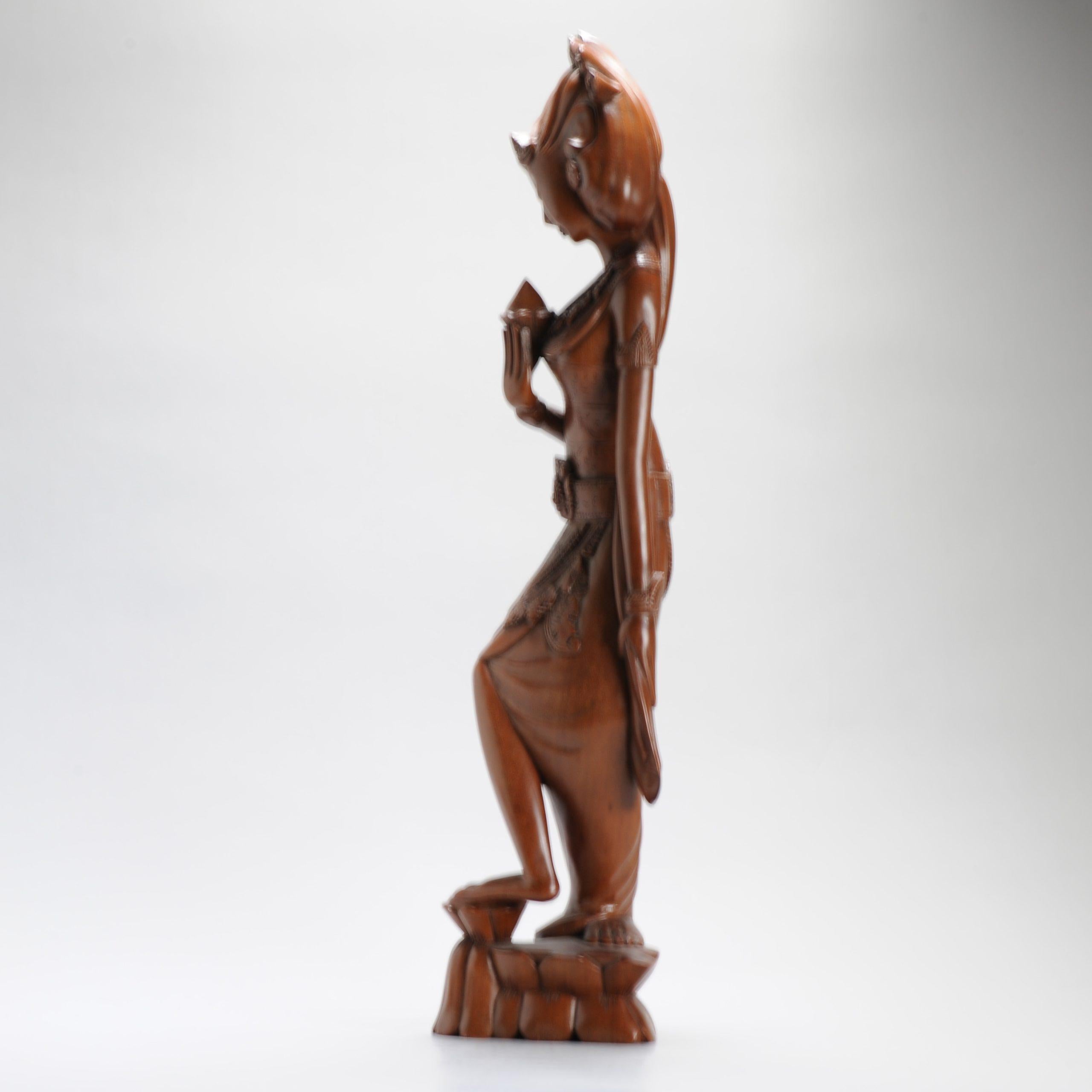 Mitte des 20. Jahrhunderts Art Deco Balinesische Indonesien Holz geschnitzte Damenstatue Bali im Angebot 4