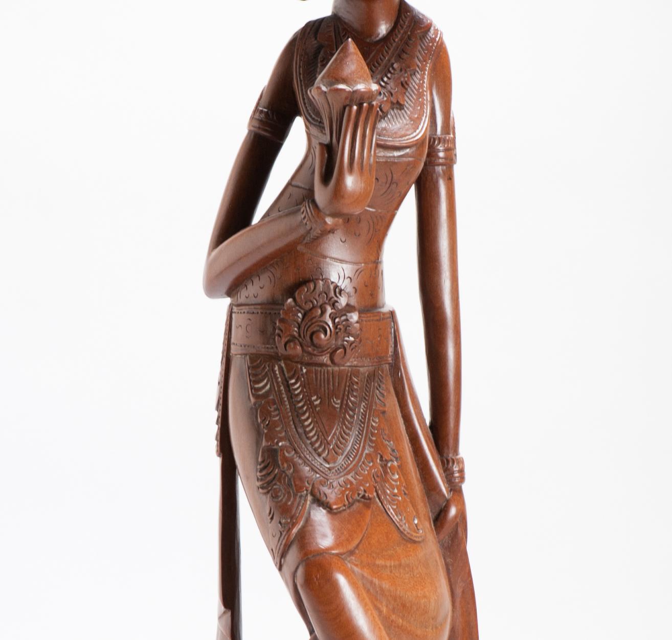 Mitte des 20. Jahrhunderts Art Deco Balinesische Indonesien Holz geschnitzte Damenstatue Bali im Angebot 7