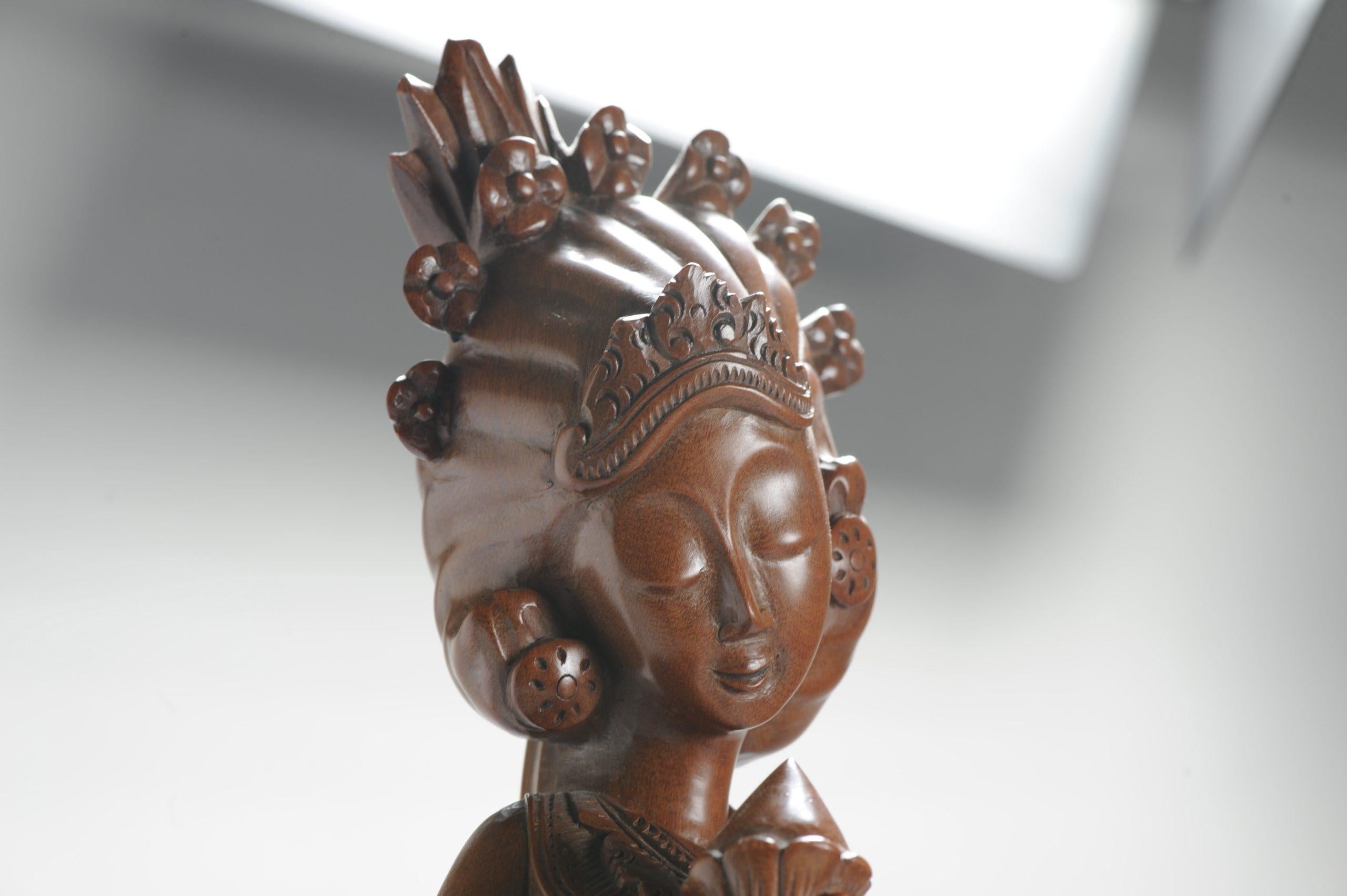 Mitte des 20. Jahrhunderts Art Deco Balinesische Indonesien Holz geschnitzte Damenstatue Bali im Angebot 11