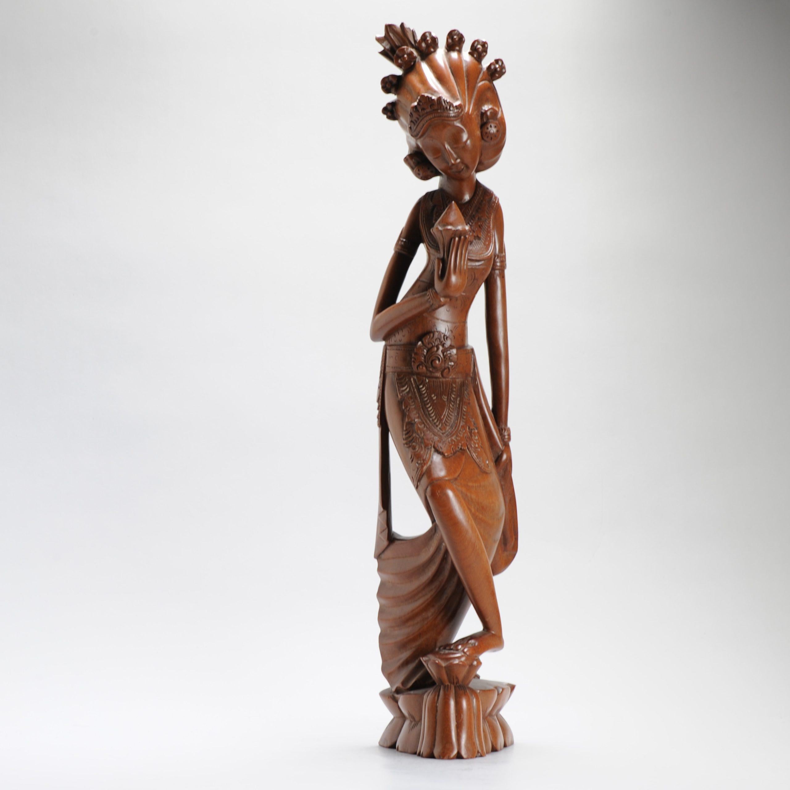 Mitte des 20. Jahrhunderts Art Deco Balinesische Indonesien Holz geschnitzte Damenstatue Bali (Indonesisch) im Angebot