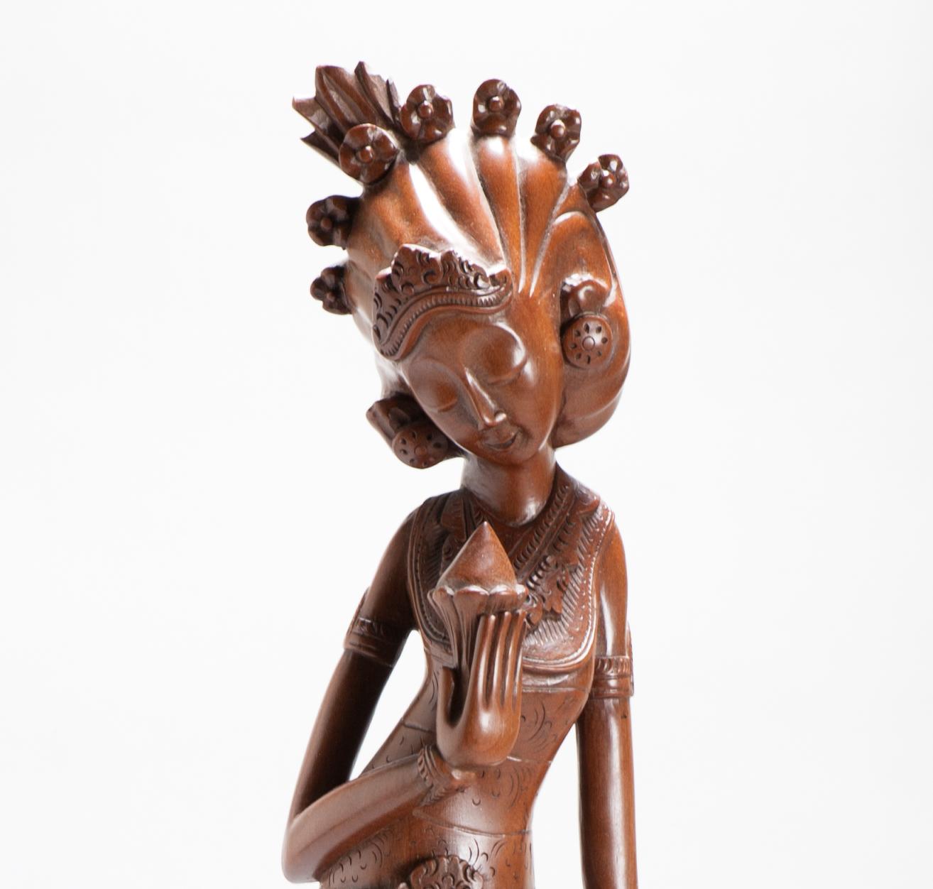 Mitte des 20. Jahrhunderts Art Deco Balinesische Indonesien Holz geschnitzte Damenstatue Bali im Zustand „Hervorragend“ im Angebot in Amsterdam, Noord Holland