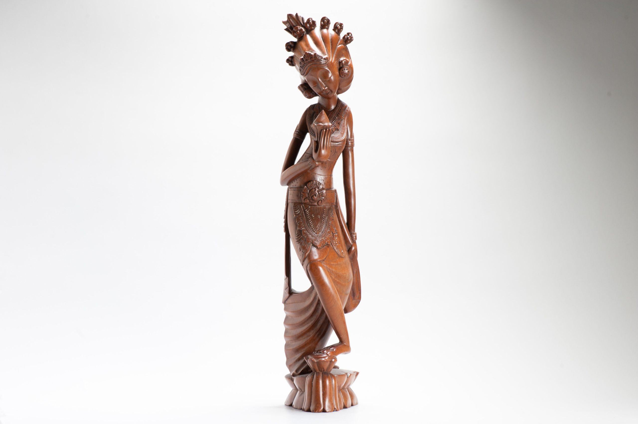 Mitte des 20. Jahrhunderts Art Deco Balinesische Indonesien Holz geschnitzte Damenstatue Bali (19. Jahrhundert) im Angebot