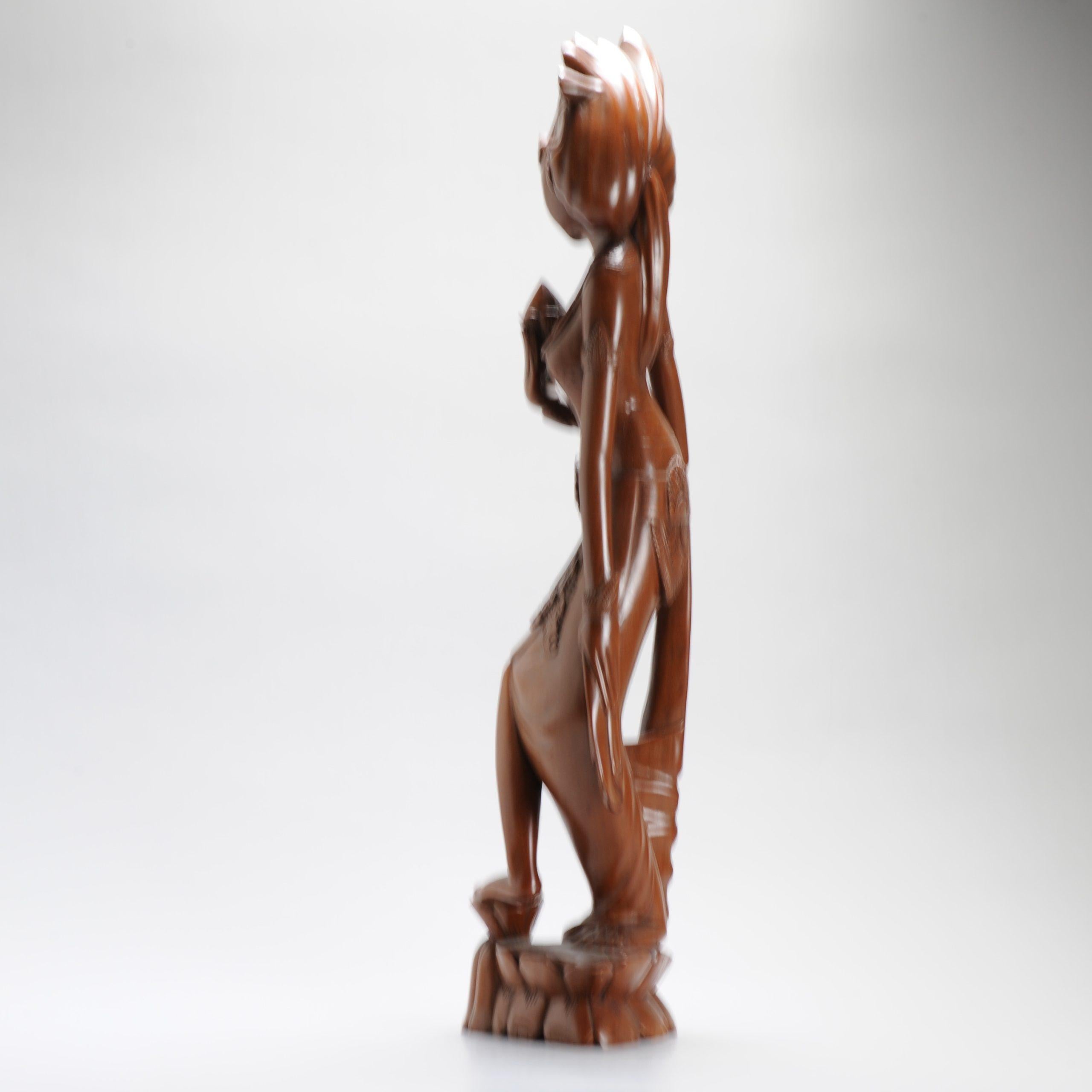 Mitte des 20. Jahrhunderts Art Deco Balinesische Indonesien Holz geschnitzte Damenstatue Bali (Metall) im Angebot