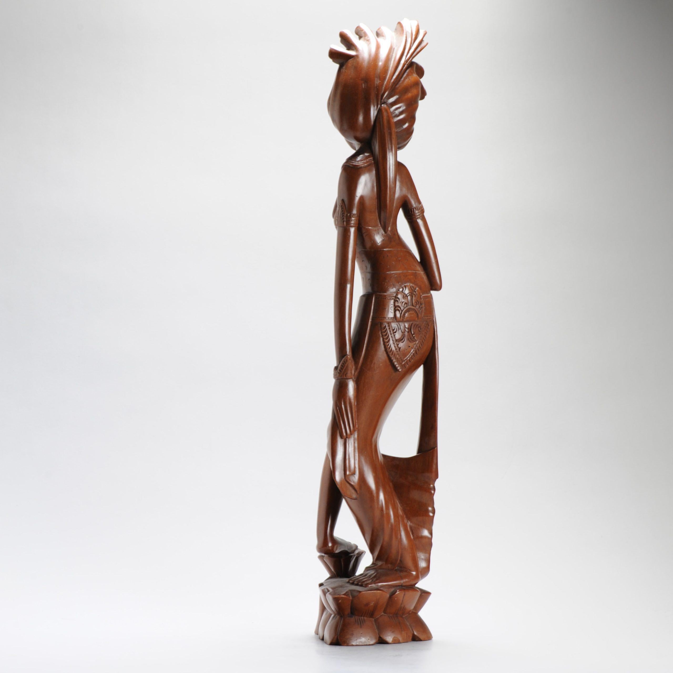 Mitte des 20. Jahrhunderts Art Deco Balinesische Indonesien Holz geschnitzte Damenstatue Bali im Angebot 1