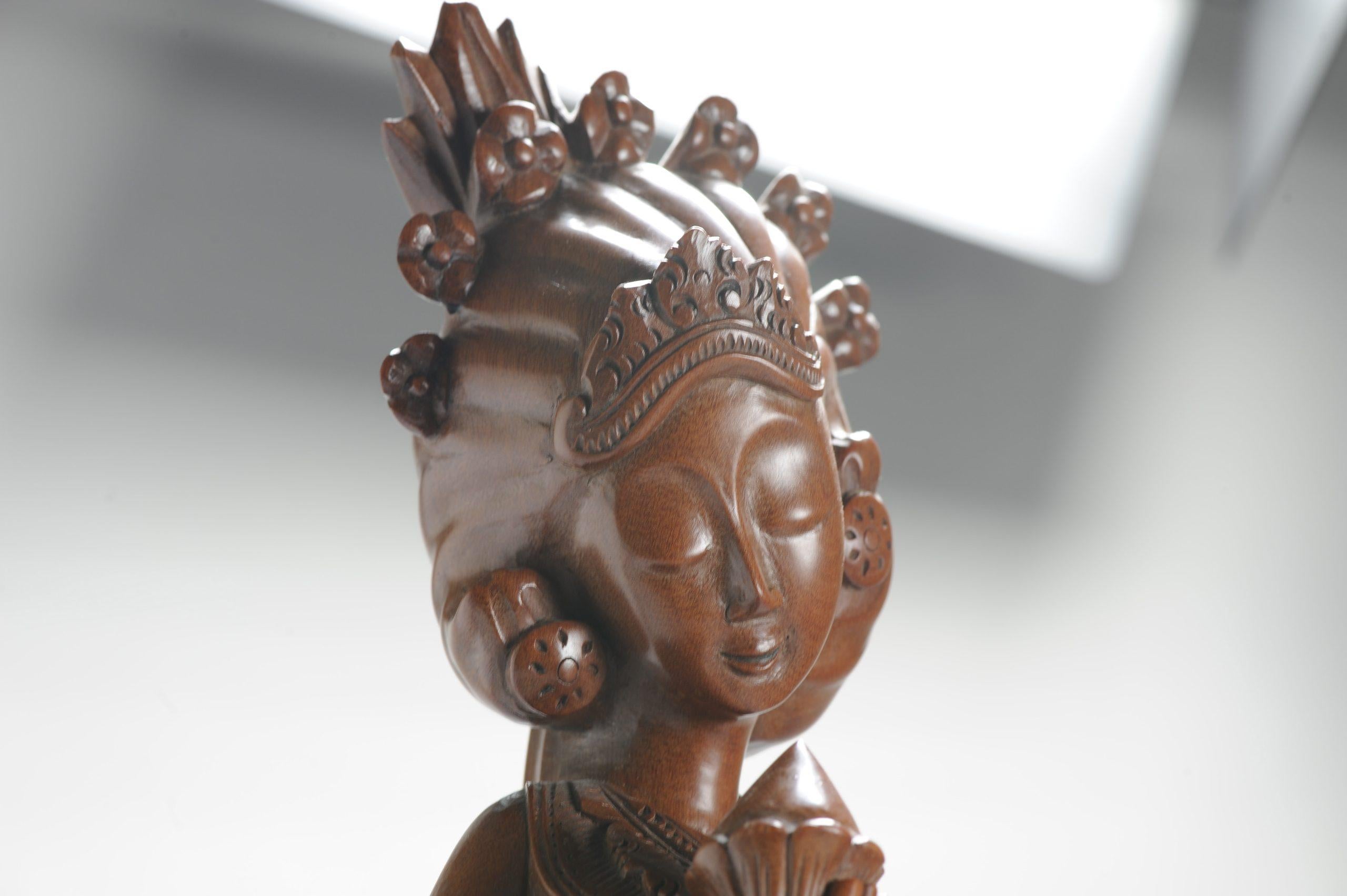 Mitte des 20. Jahrhunderts Art Deco Balinesische Indonesien Holz geschnitzte Damenstatue Bali im Angebot 2