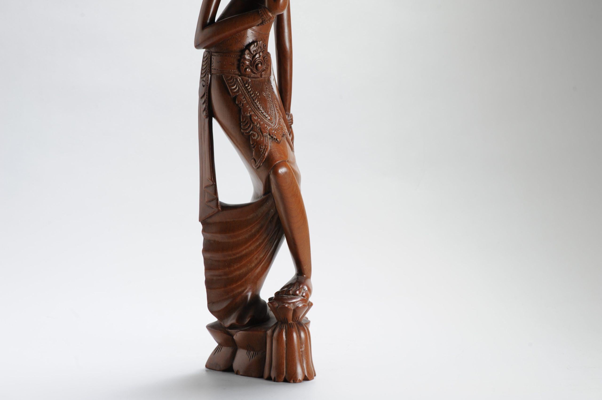 Mitte des 20. Jahrhunderts Art Deco Balinesische Indonesien Holz geschnitzte Damenstatue Bali im Angebot 3