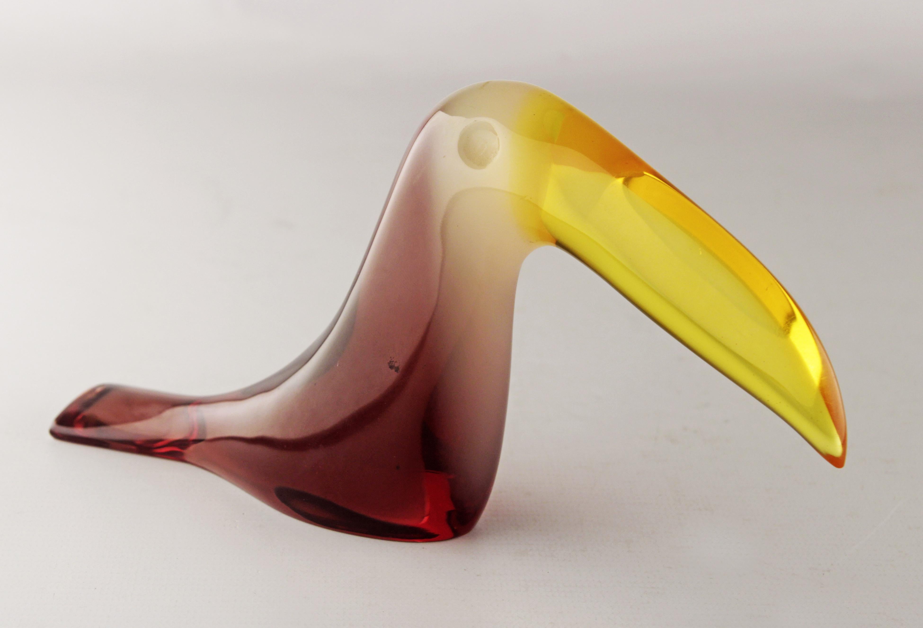 Mid-20th century brazilian translucent acrylic/lucite toucan sculpture by author Abraham Palatnik

By: Abraham Palatnik
Material: acrylic, lucite, synthetic, plastic
Technique: cast, molded, polished, hand-crafted
Dimensions: 2 in x 9 in x 4.5